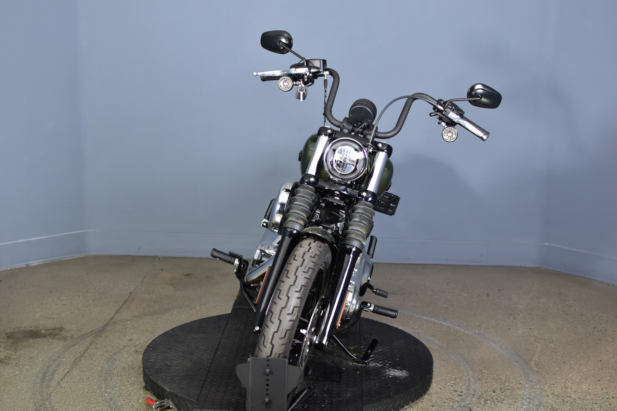 2026 Harley-Davidson® Street Bob® Olive Steel Metallic Chrome Laced Wheels, photo 3