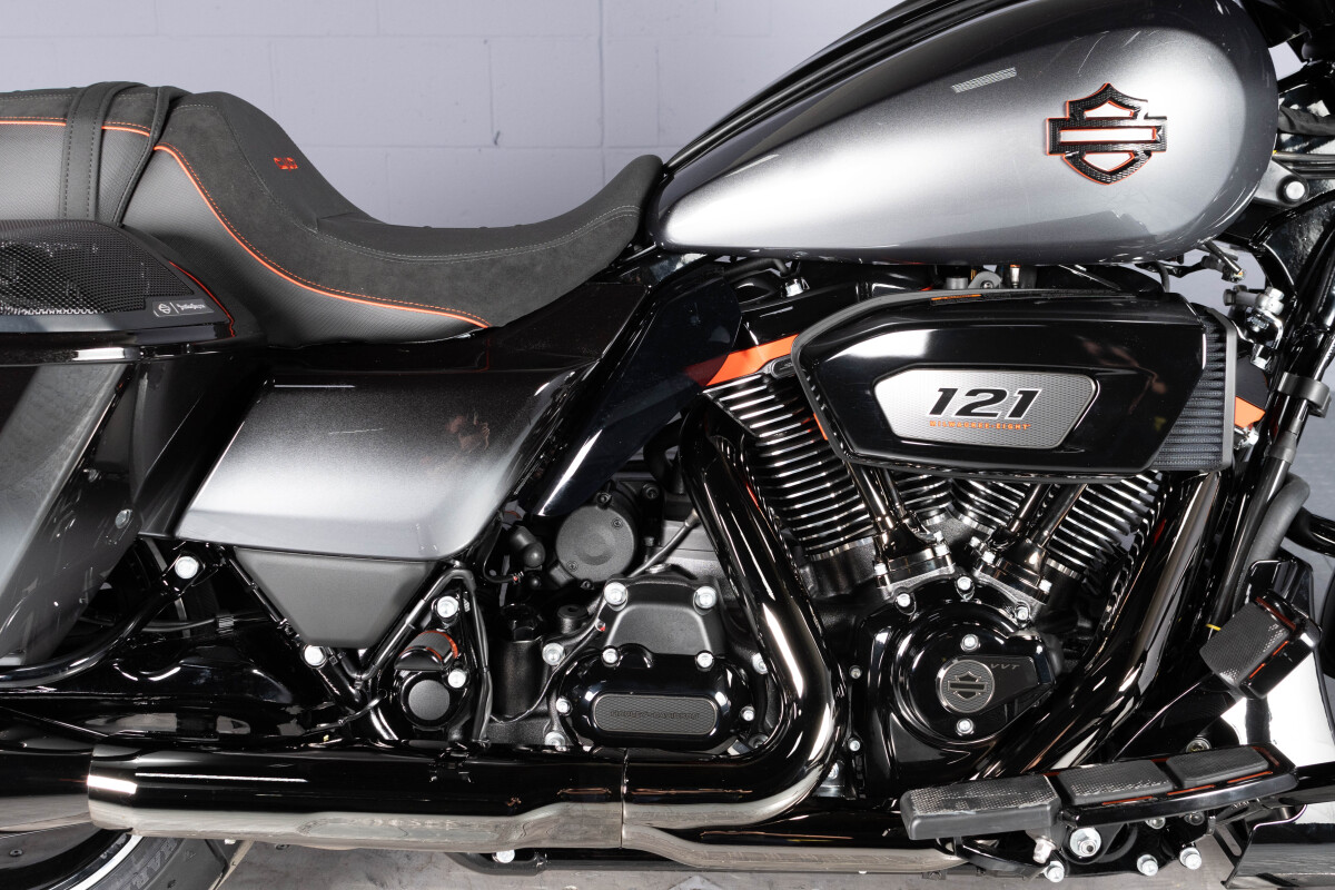 2025 Harley-Davidson® CVO™ Street Glide® FLHXSE, photo 5