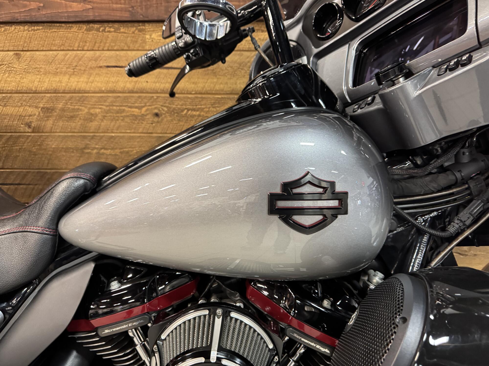 2019 Harley-Davidson® CVO™ Limited Magnetic Gray Fade FLHTKSE, photo 2