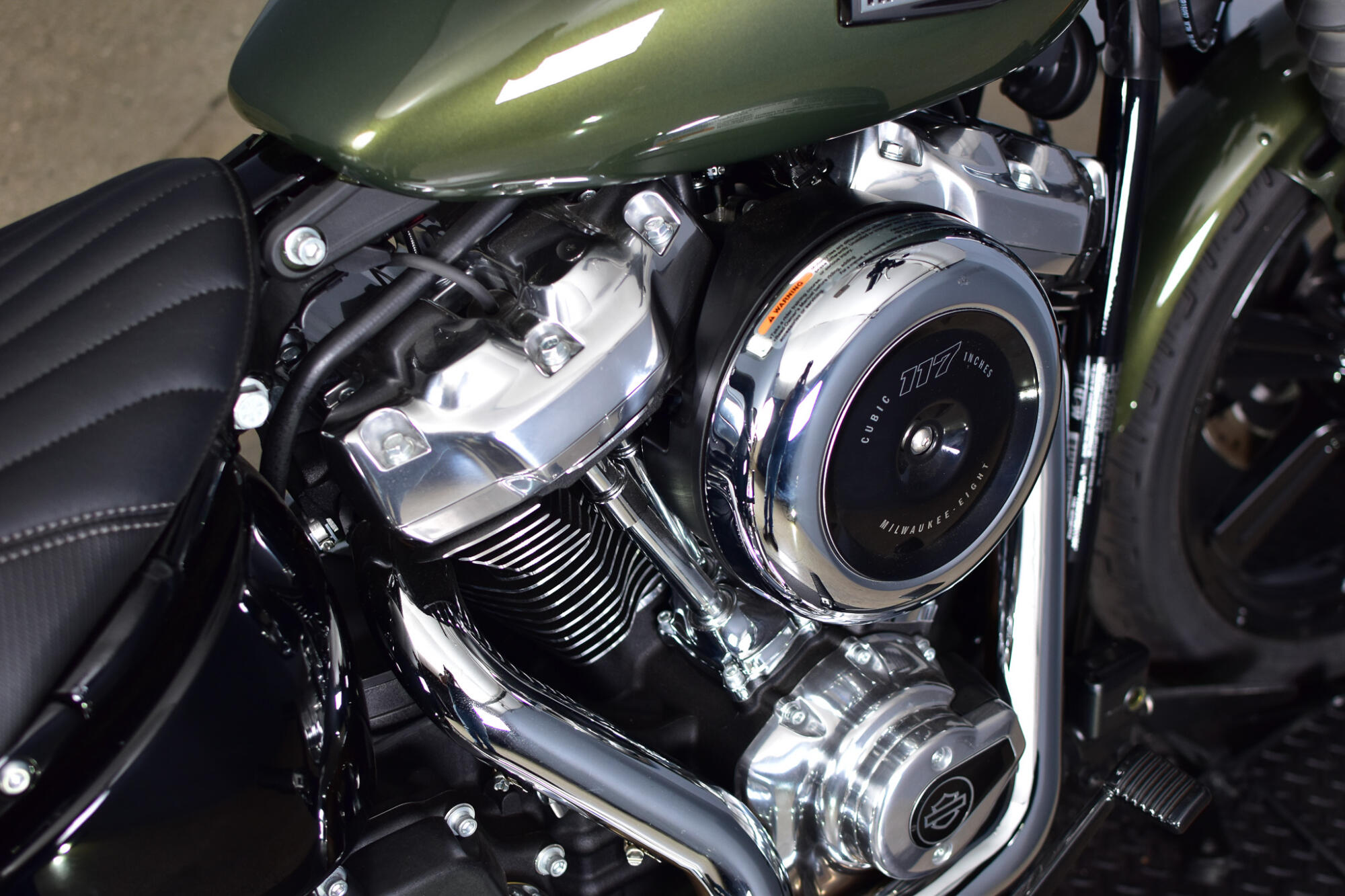 2026 Harley-Davidson® Street Bob® Olive Steel Metallic Chrome Laced Wheels, photo 14