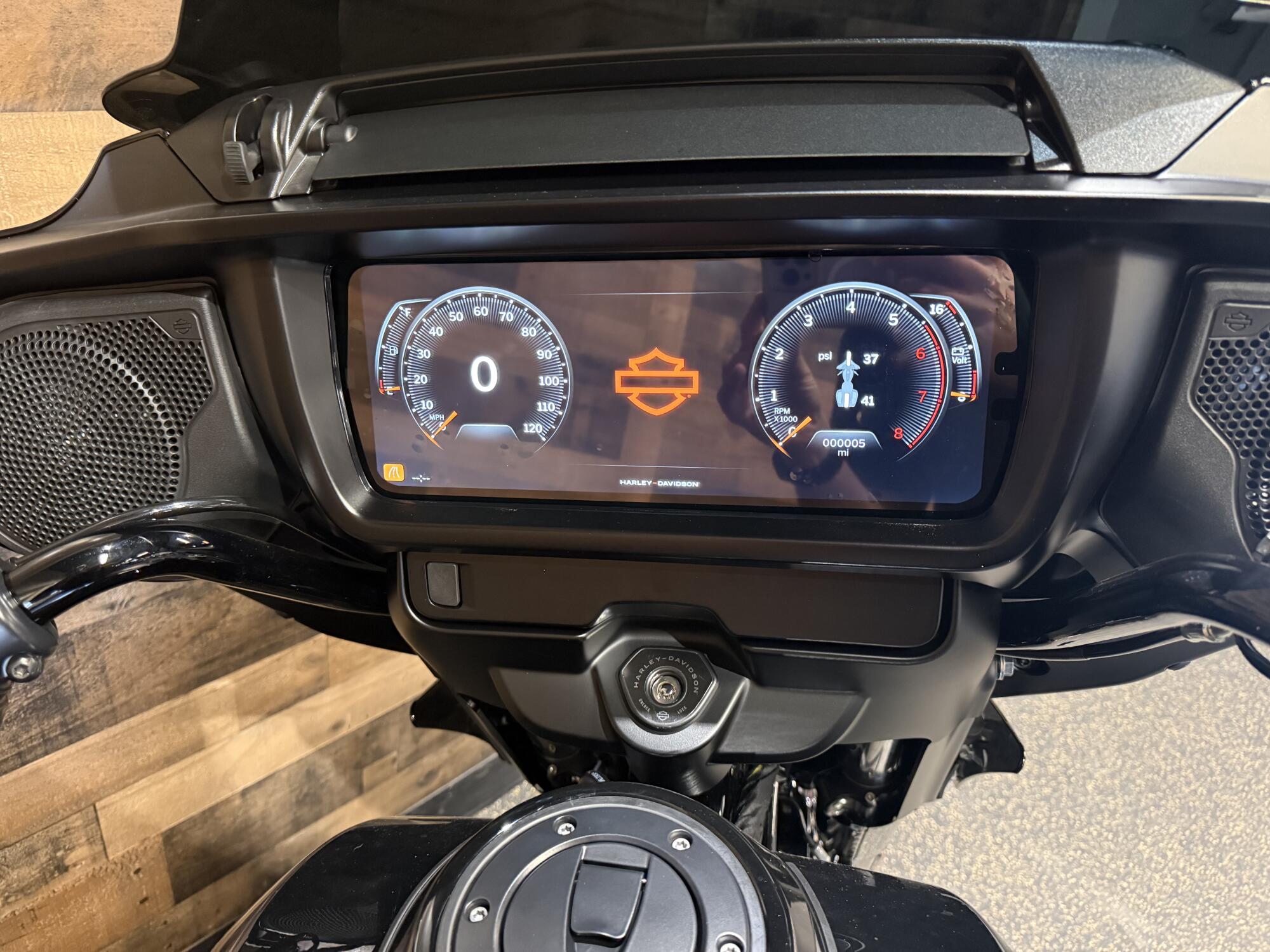 2026 Harley-Davidson® Street Glide® Vivid Black Black Trim FLHX, photo 9