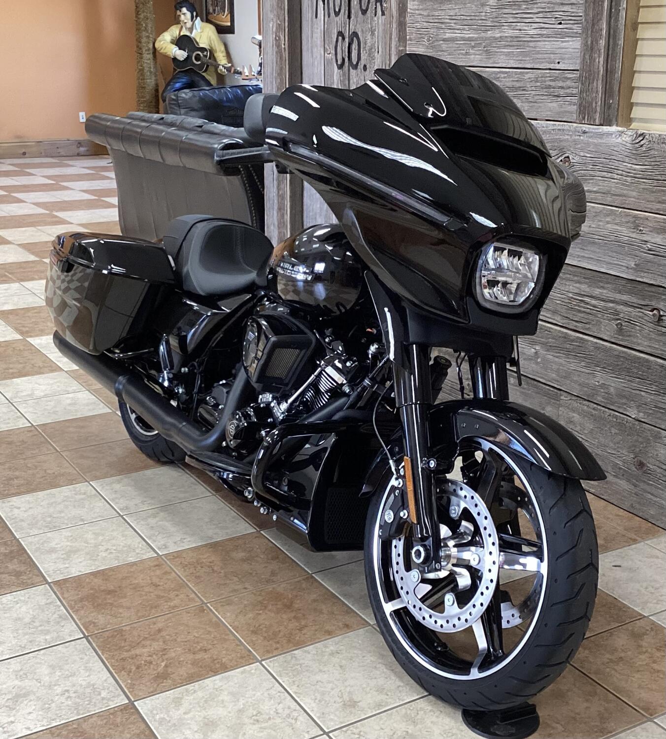 2026 Harley-Davidson® Street Glide® Vivid Black Black Trim, photo 7