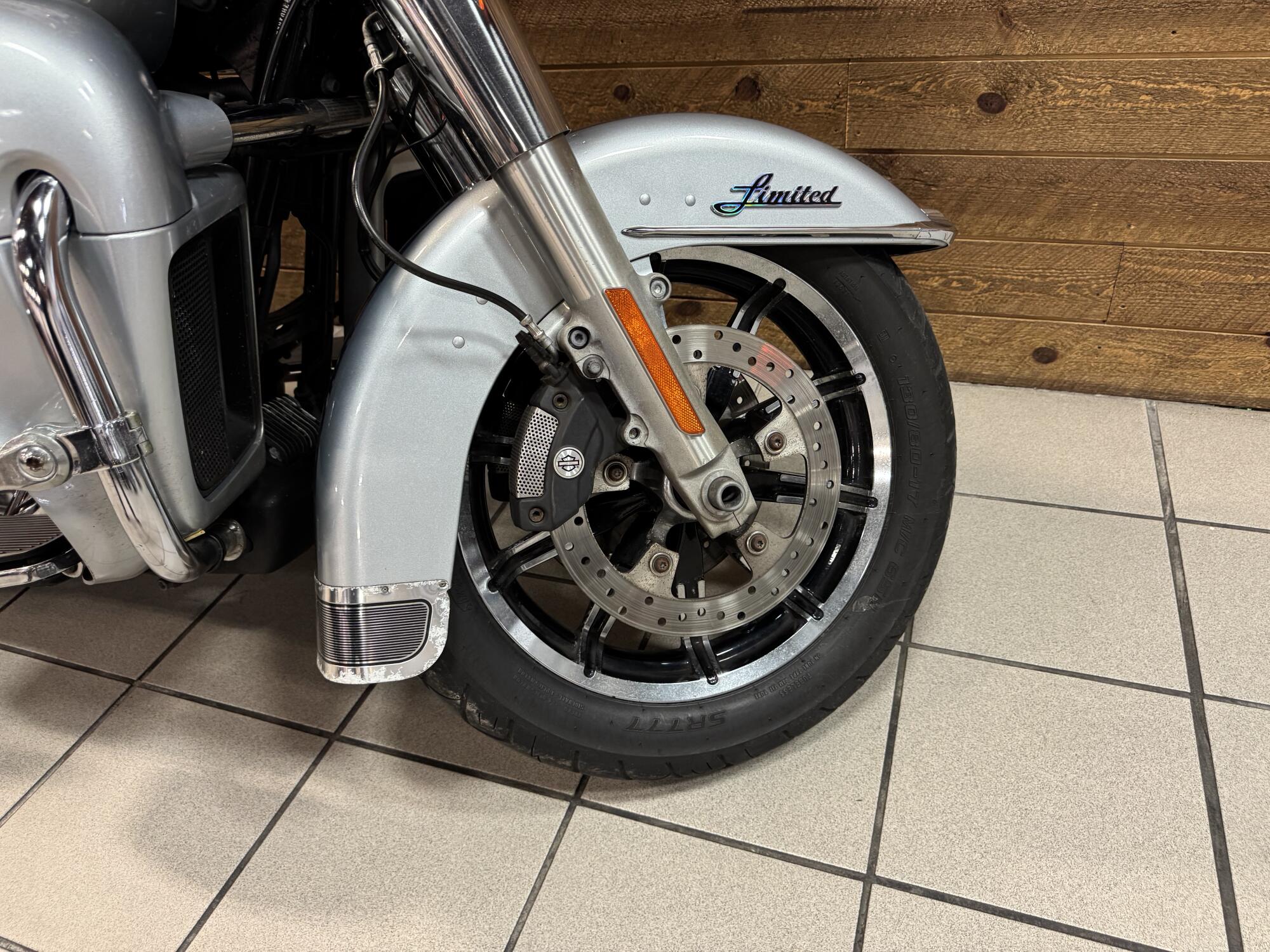 2014 Harley-Davidson® Ultra Limited Charcoal Pearl FLHTK, photo 4