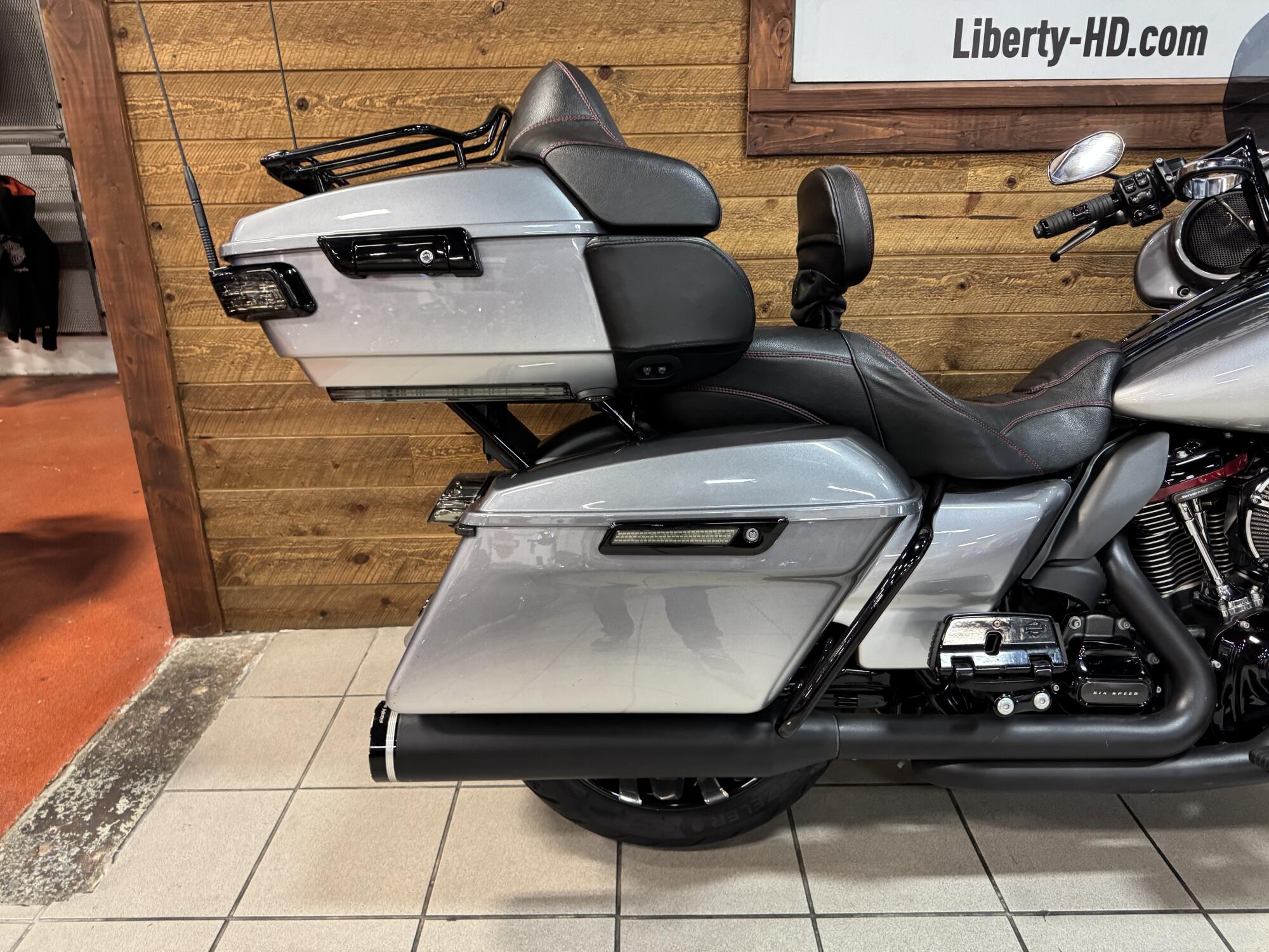 2019 Harley-Davidson® CVO™ Limited Magnetic Gray Fade FLHTKSE, photo 5