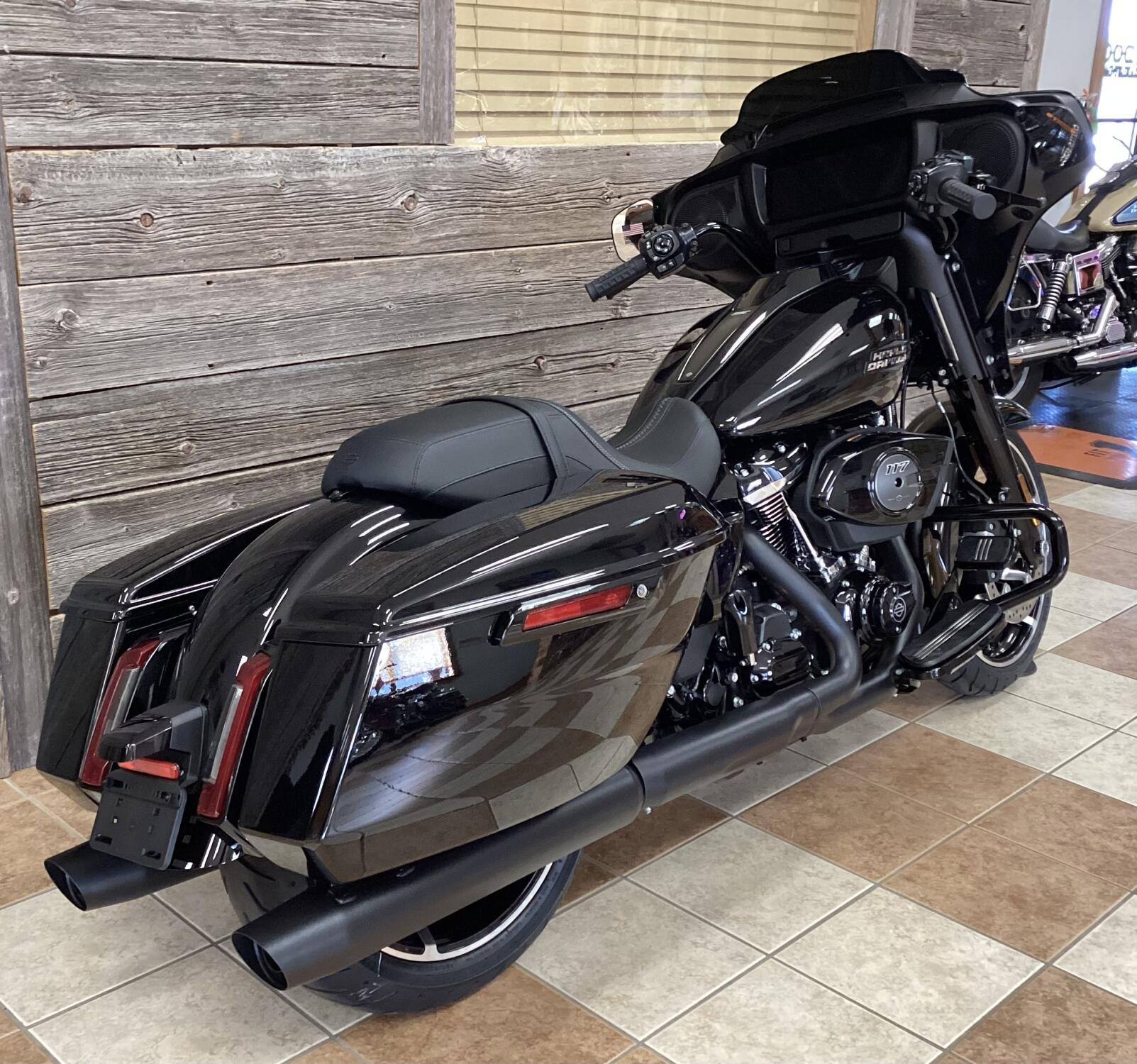 2026 Harley-Davidson® Street Glide® Vivid Black Black Trim, photo 6