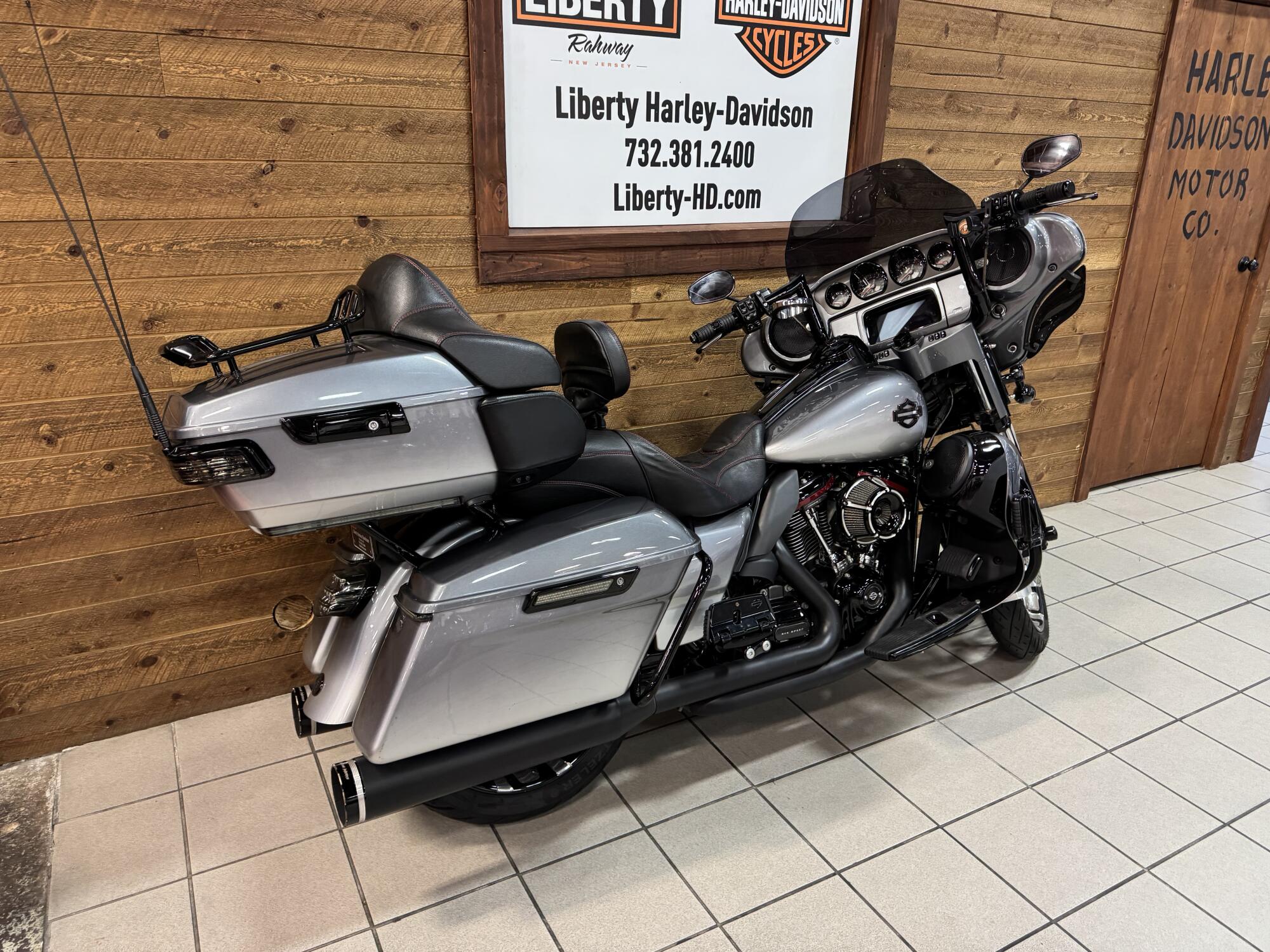 2019 Harley-Davidson® CVO™ Limited Magnetic Gray Fade FLHTKSE, photo 8