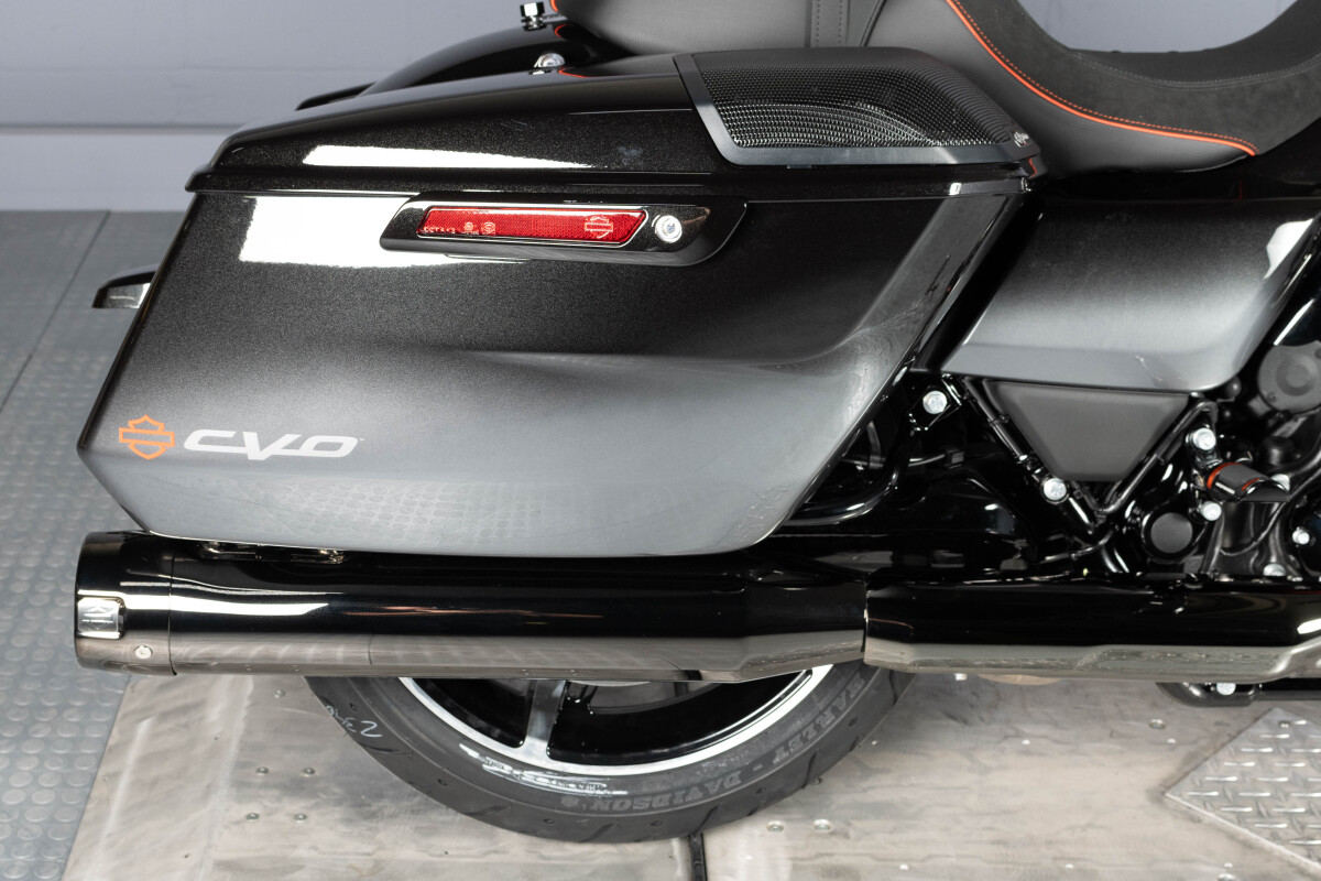 2025 Harley-Davidson® CVO™ Street Glide® FLHXSE, photo 4