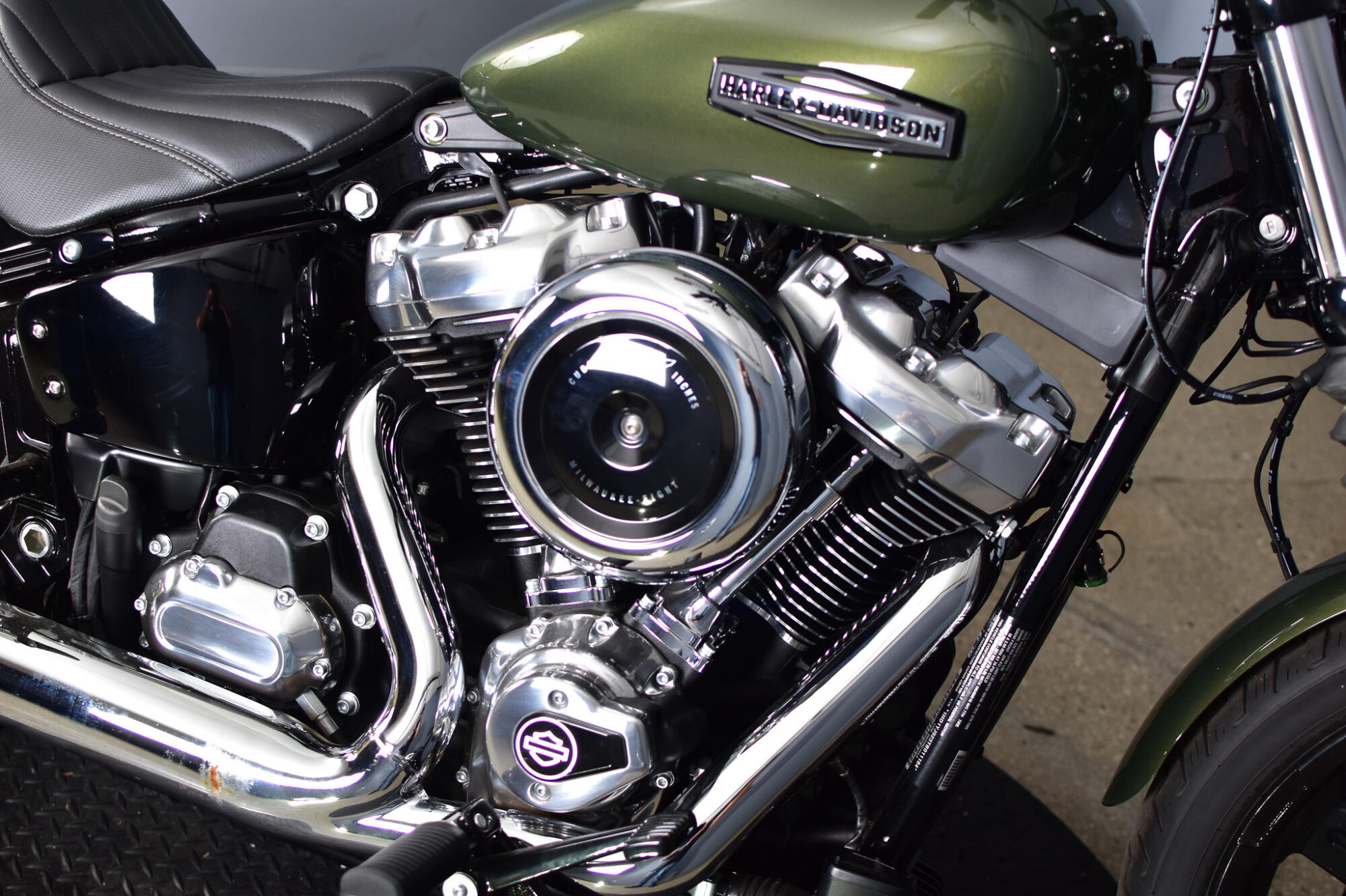 2026 Harley-Davidson® Street Bob® Olive Steel Metallic Chrome Laced Wheels, photo 11