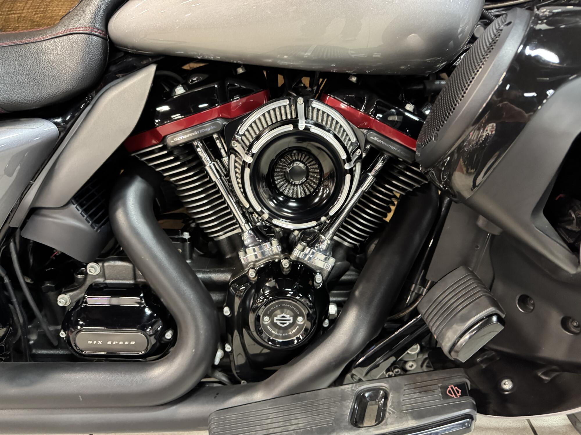2019 Harley-Davidson® CVO™ Limited Magnetic Gray Fade FLHTKSE, photo 3