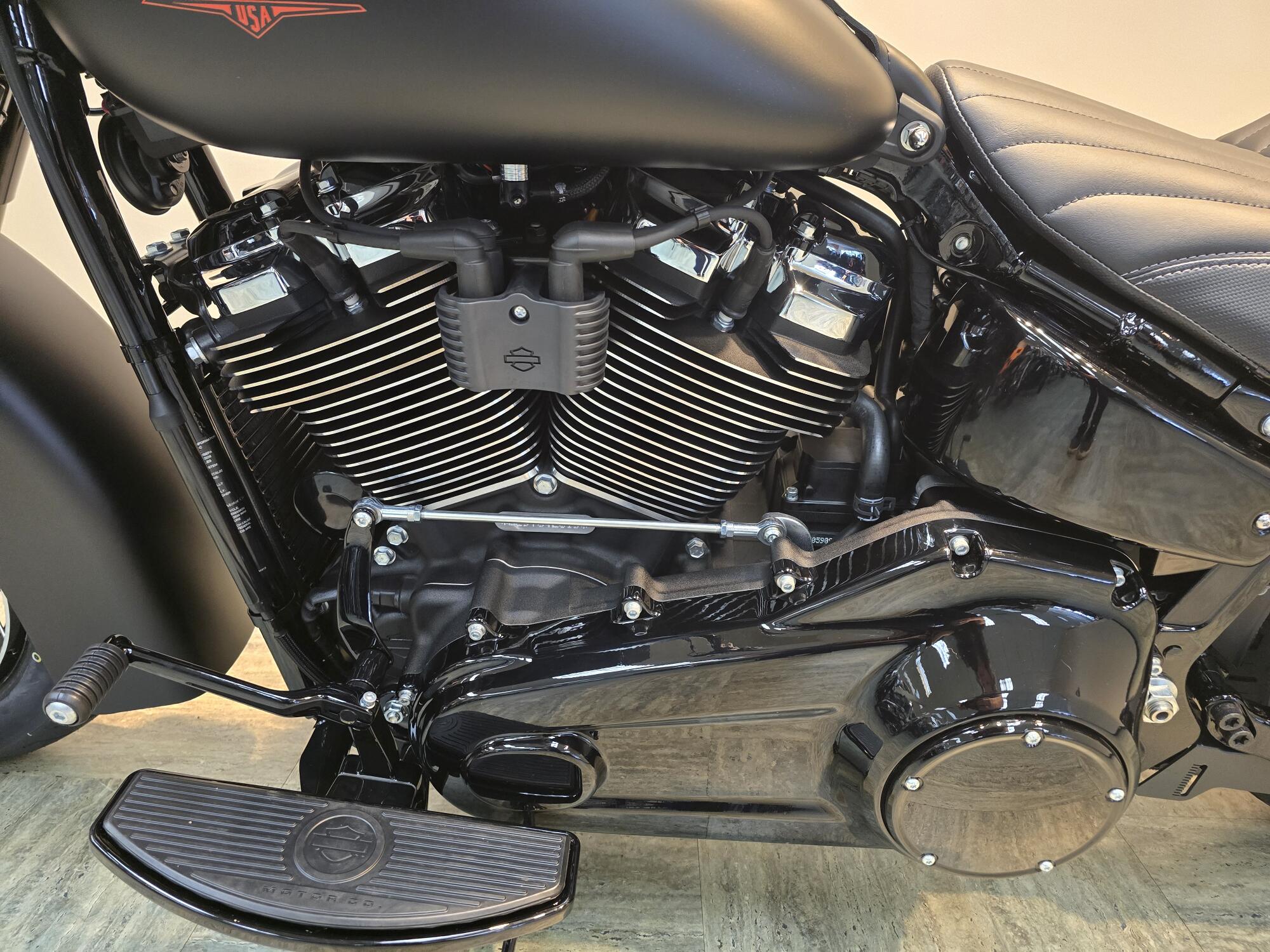 2026 Harley-Davidson® Deadwood™ Black Denim FLHD, photo 10