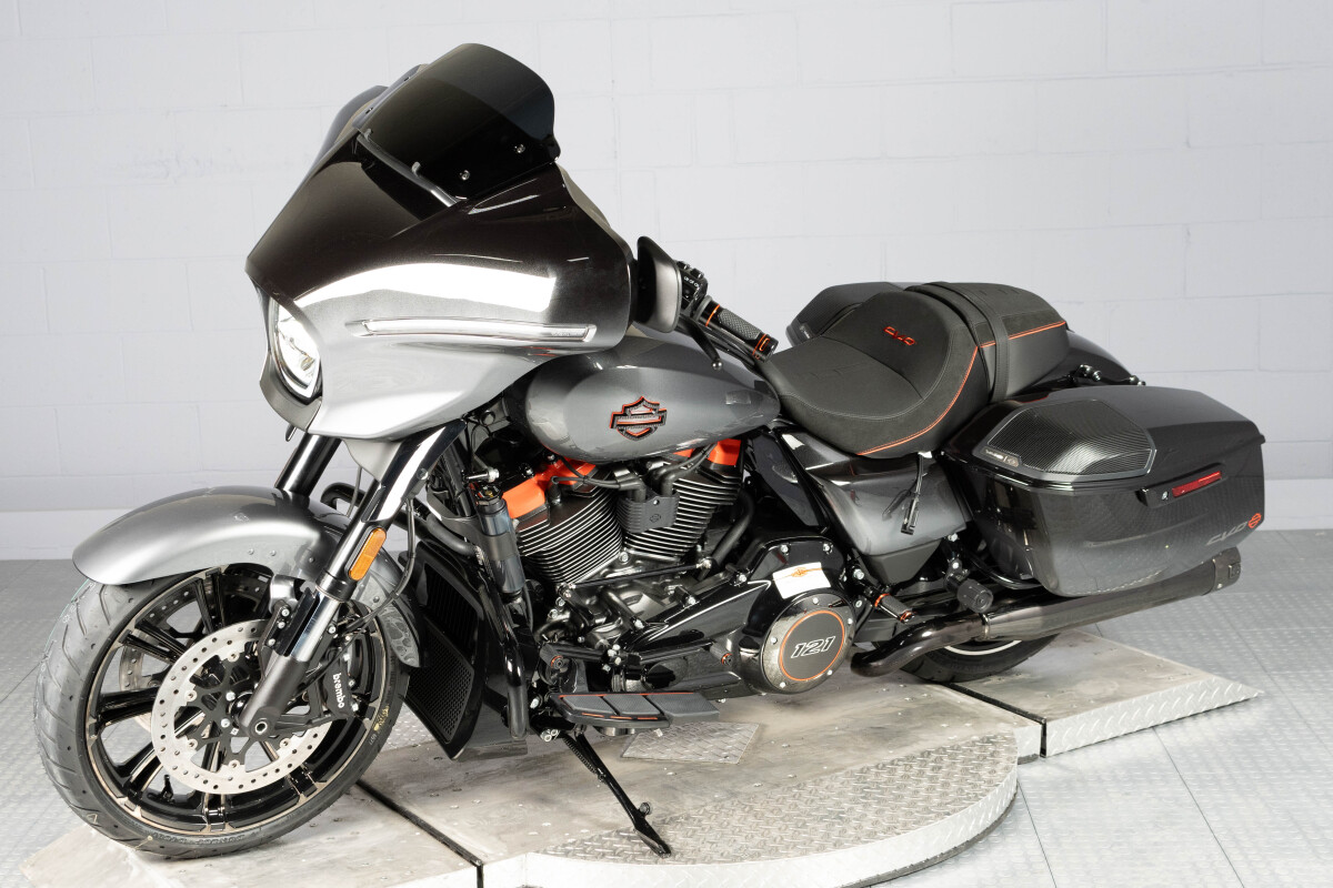 2025 Harley-Davidson® CVO™ Street Glide® FLHXSE, photo 18