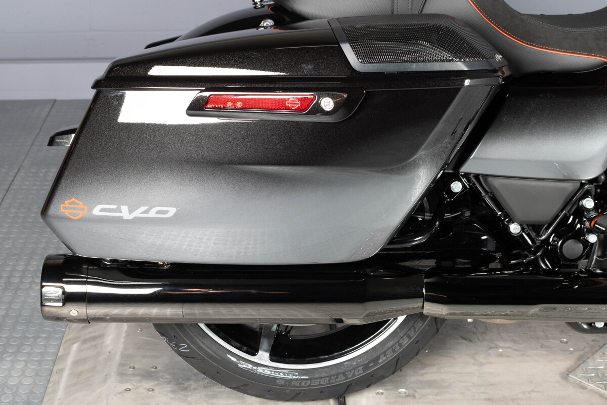 2025 Harley-Davidson® CVO™ Street Glide® FLHXSE, photo 3