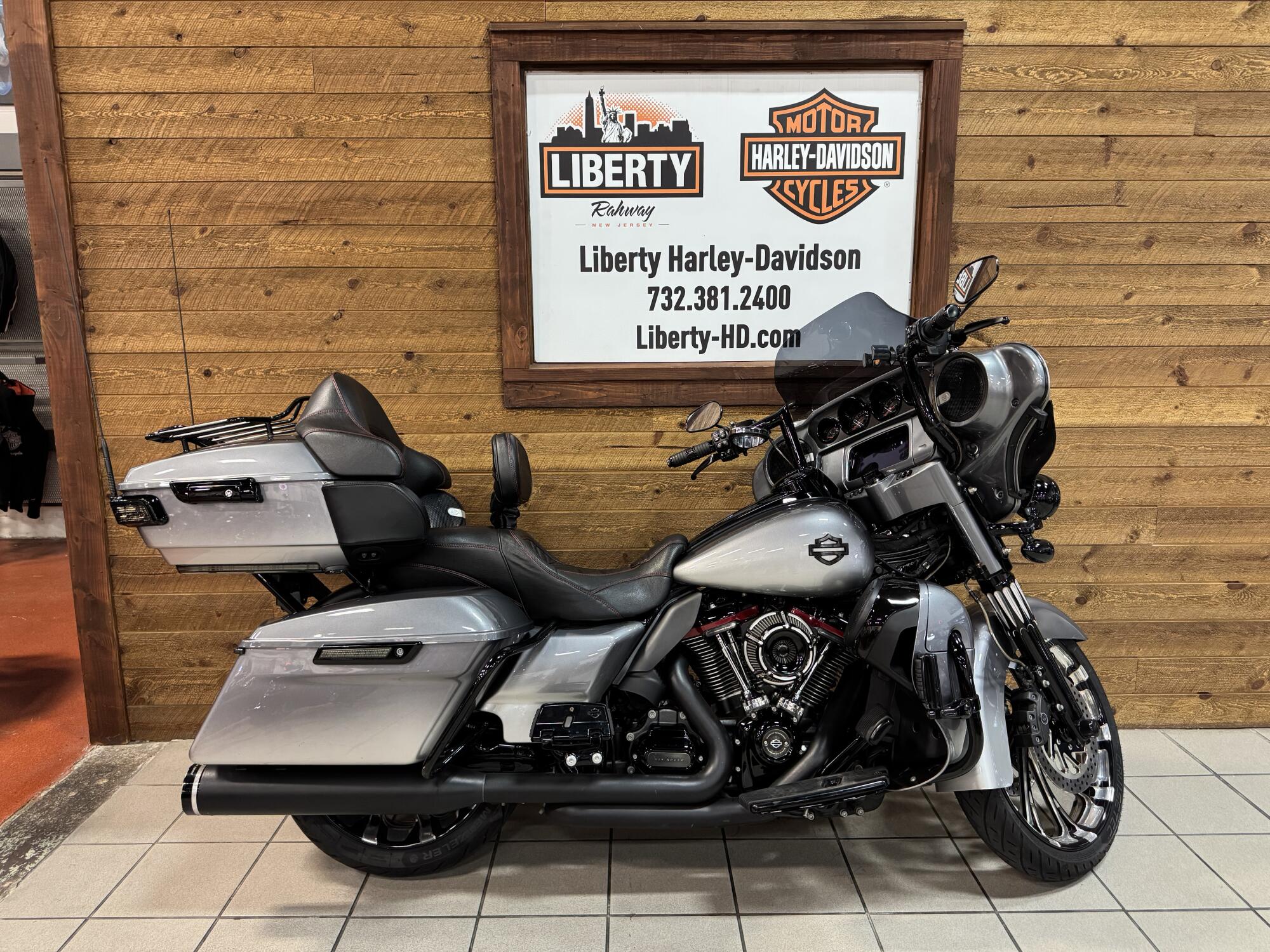 2019 Harley-Davidson® CVO™ Limited Magnetic Gray Fade FLHTKSE