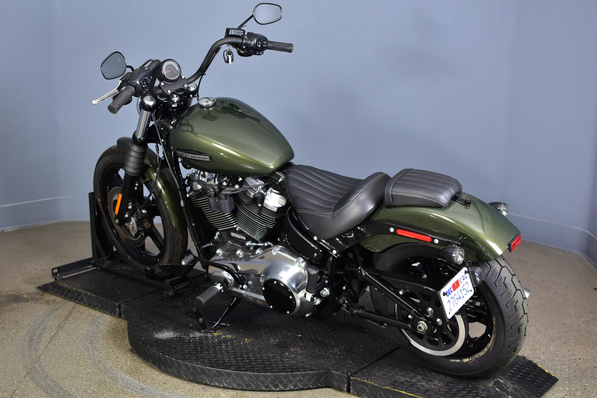 2026 Harley-Davidson® Street Bob® Olive Steel Metallic Chrome Laced Wheels, photo 6