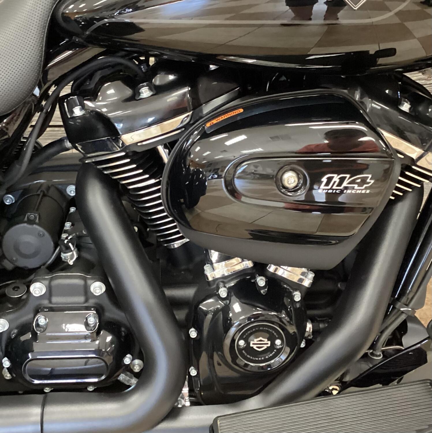 2025 Harley-Davidson® Road Glide® 3 Vivid Black, photo 6