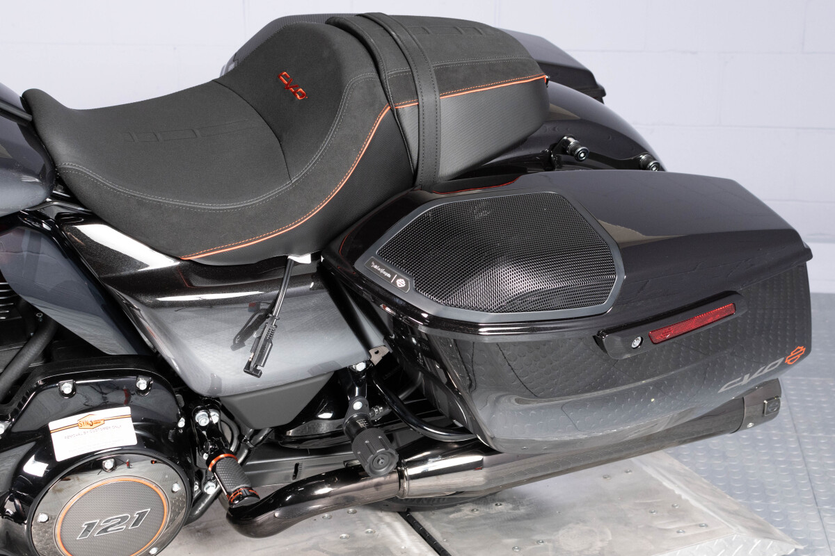 2025 Harley-Davidson® CVO™ Street Glide® FLHXSE, photo 19