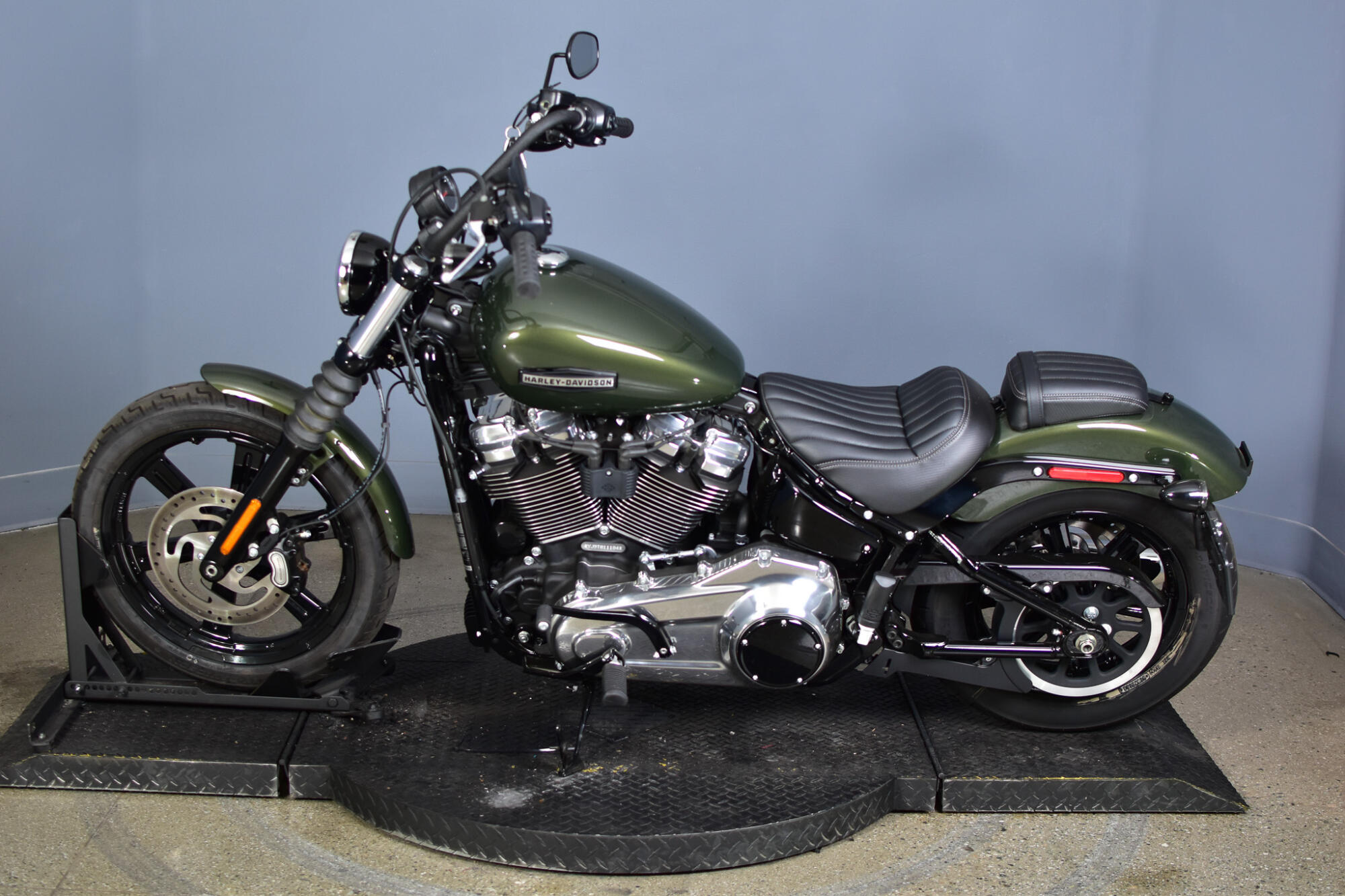 2026 Harley-Davidson® Street Bob® Olive Steel Metallic Chrome Laced Wheels, photo 5