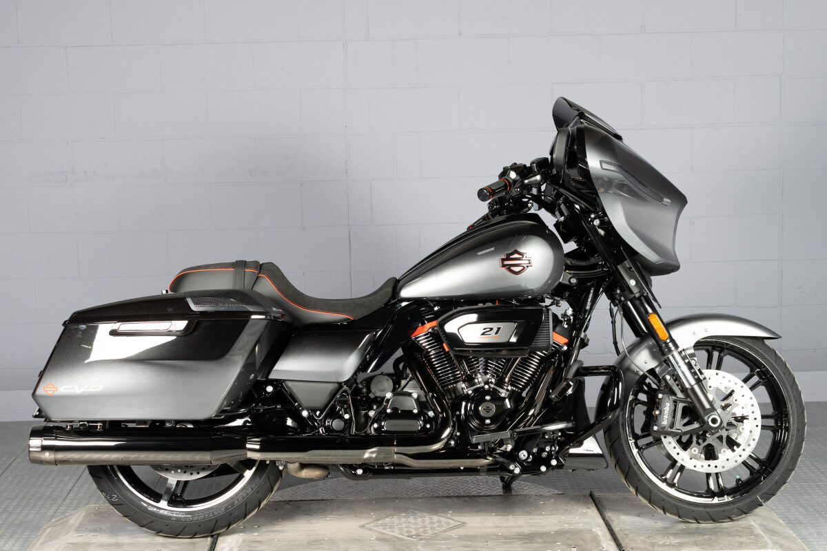 2025 Harley-Davidson® CVO™ Street Glide® FLHXSE, photo 2