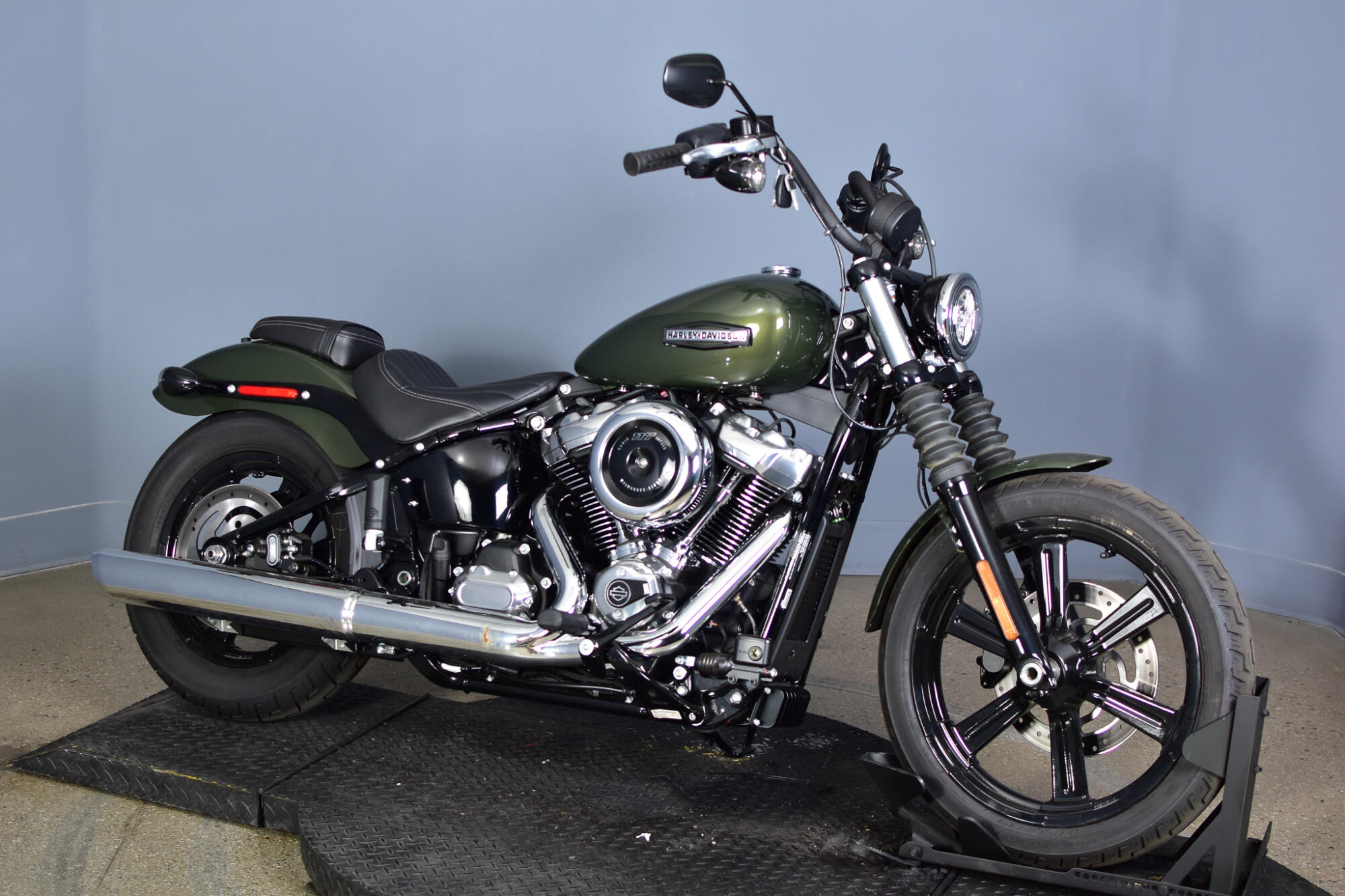 2026 Harley-Davidson® Street Bob® Olive Steel Metallic Chrome Laced Wheels, photo 2