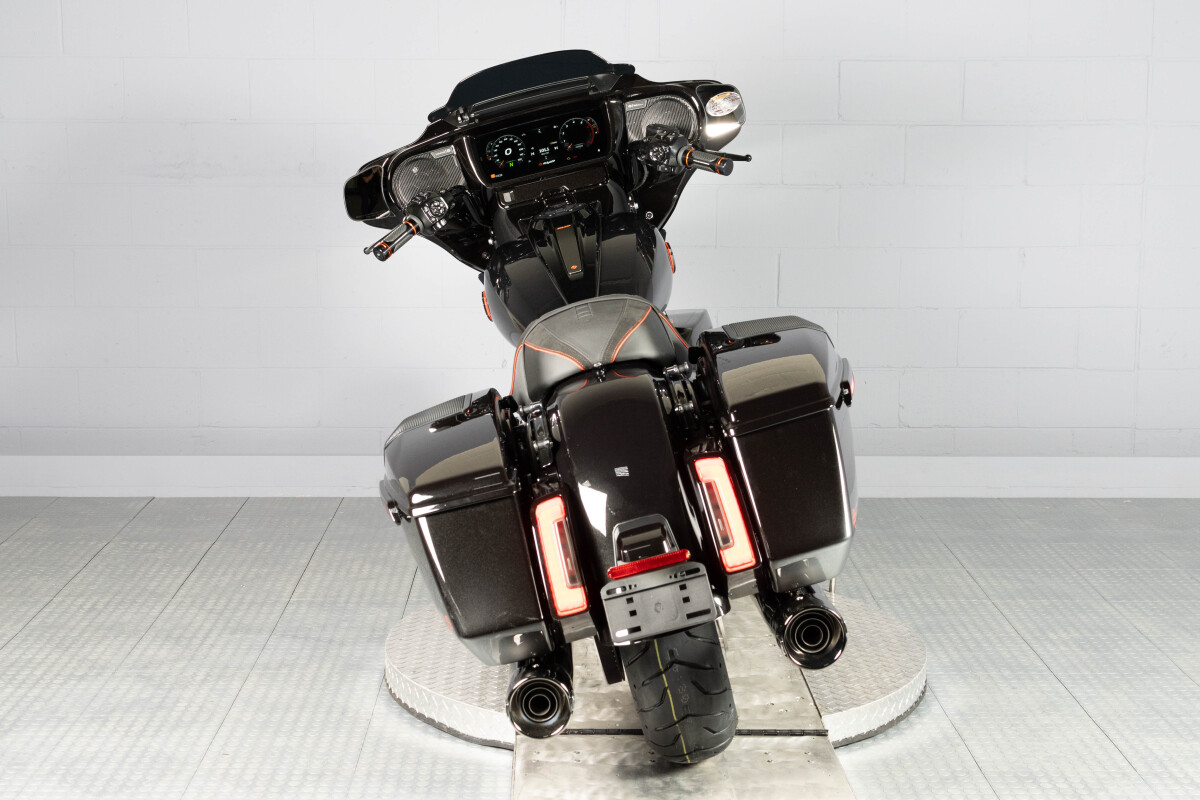 2025 Harley-Davidson® CVO™ Street Glide® FLHXSE, photo 32