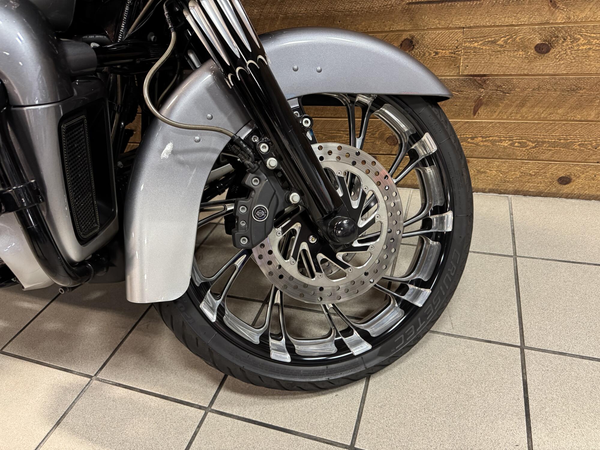 2019 Harley-Davidson® CVO™ Limited Magnetic Gray Fade FLHTKSE, photo 4