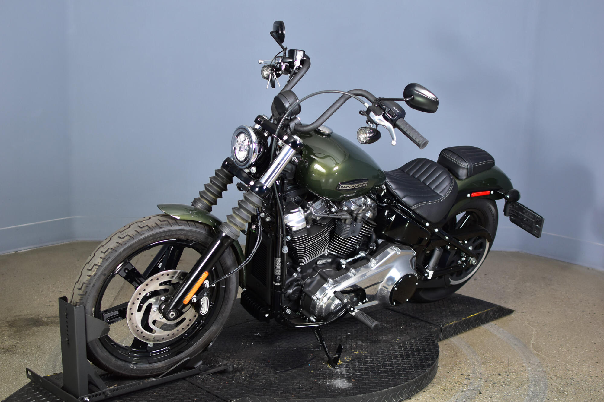 2026 Harley-Davidson® Street Bob® Olive Steel Metallic Chrome Laced Wheels, photo 4