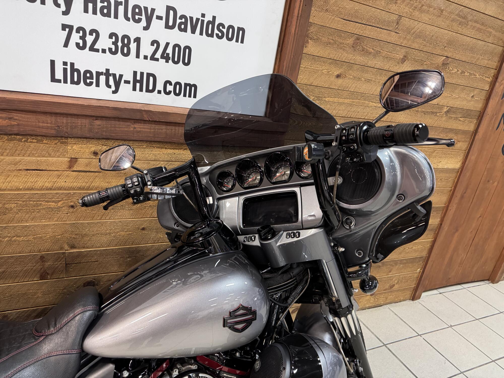 2019 Harley-Davidson® CVO™ Limited Magnetic Gray Fade FLHTKSE, photo 6