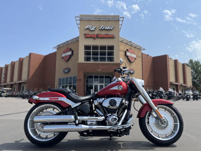 2022 Harley-Davidson® Street Glide® vs 2023 Indian Chieftain - Pig