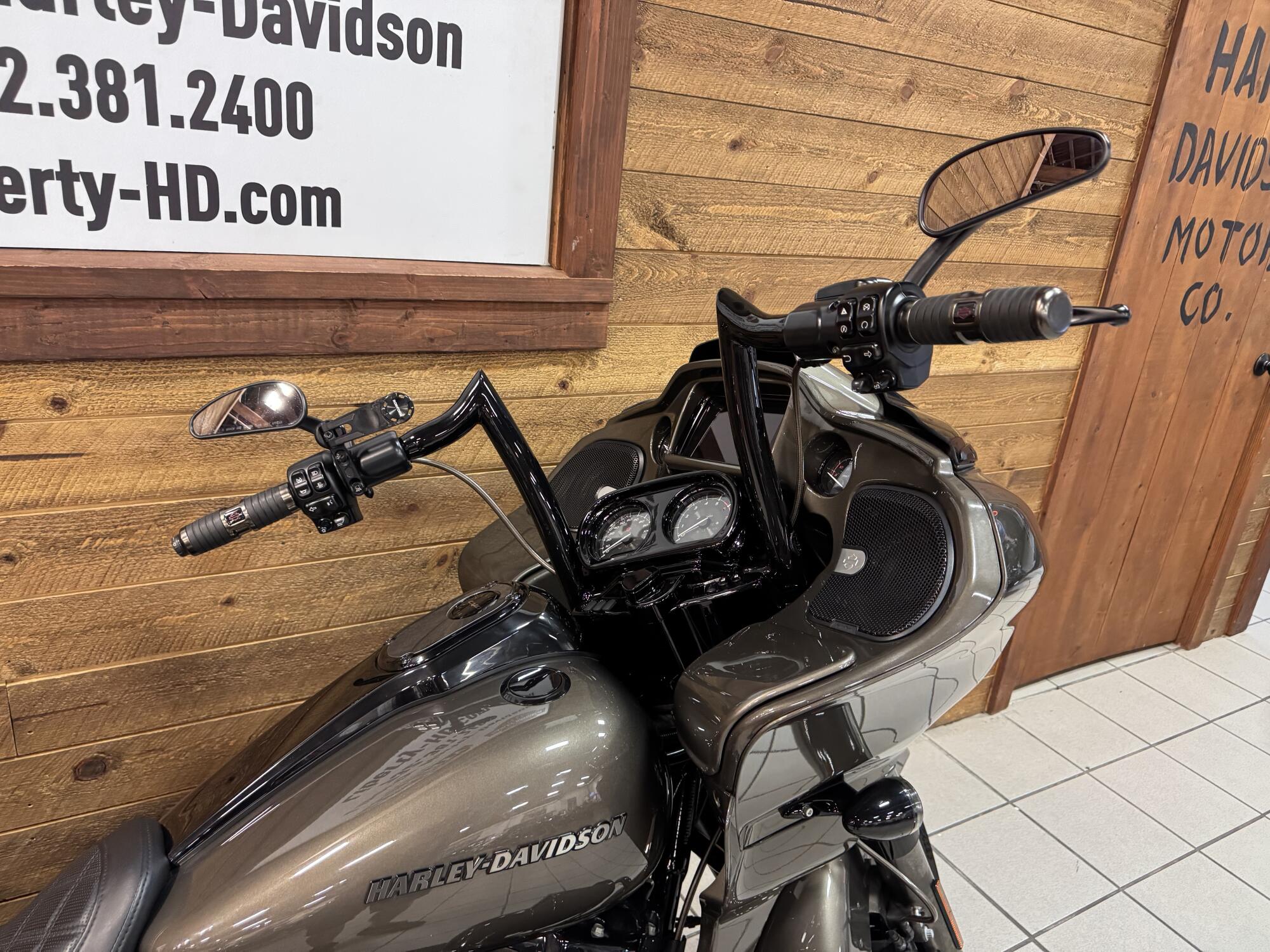 2021 Harley-Davidson® CVO™ Road Glide® Bronze Armor FLTRXSE, photo 6