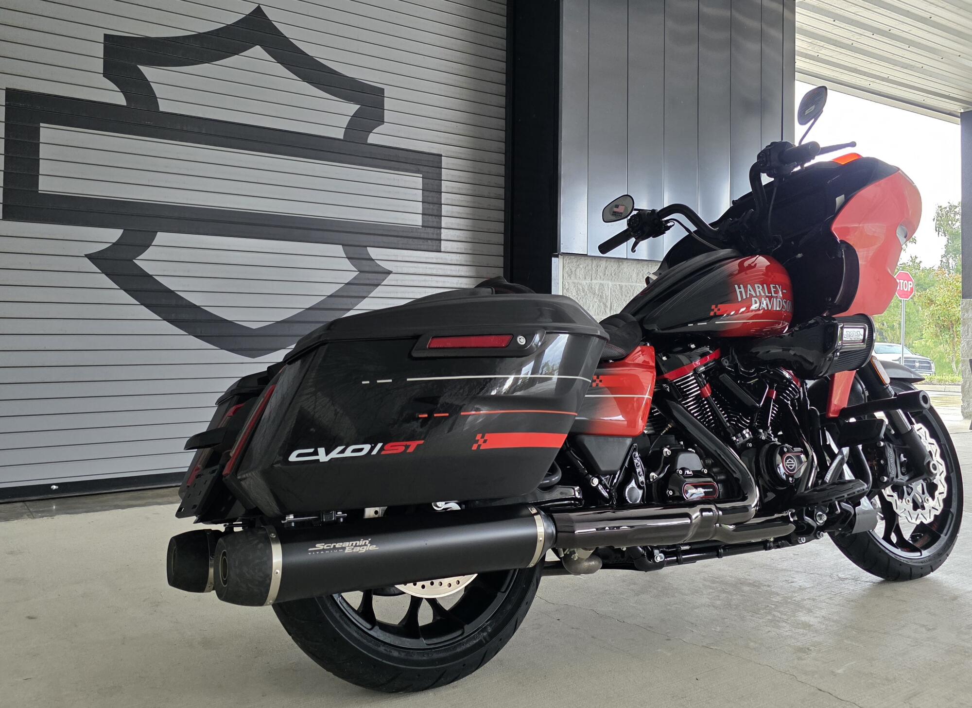 2026 Harley-Davidson® CVO Road Glide ST Citrus Heat, photo 10