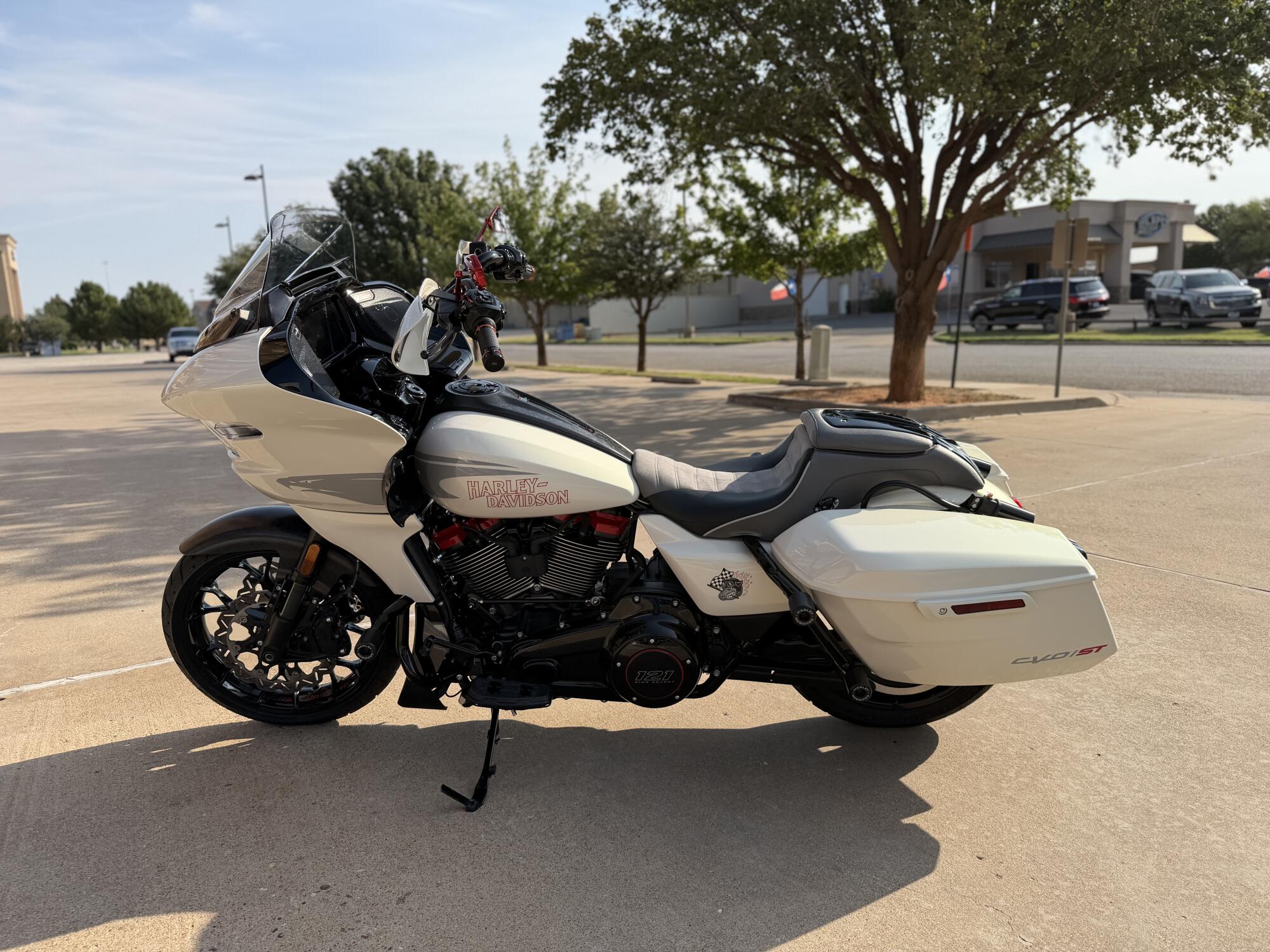 2024 Harley-Davidson® CVO™ Road Glide® ST Golden White Pearl, photo 5