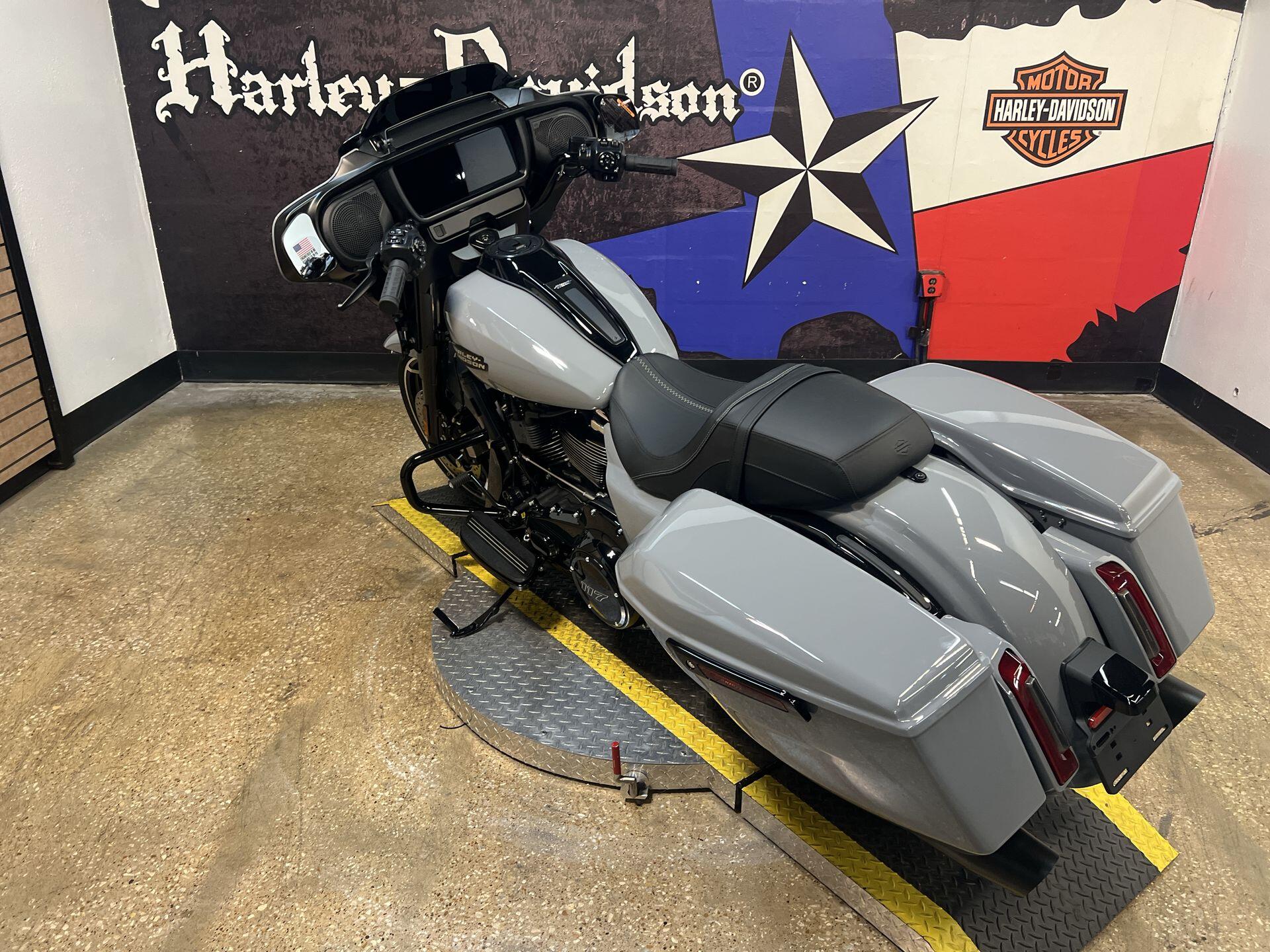 2026 Harley-Davidson® Street Glide® FLHX, photo 2