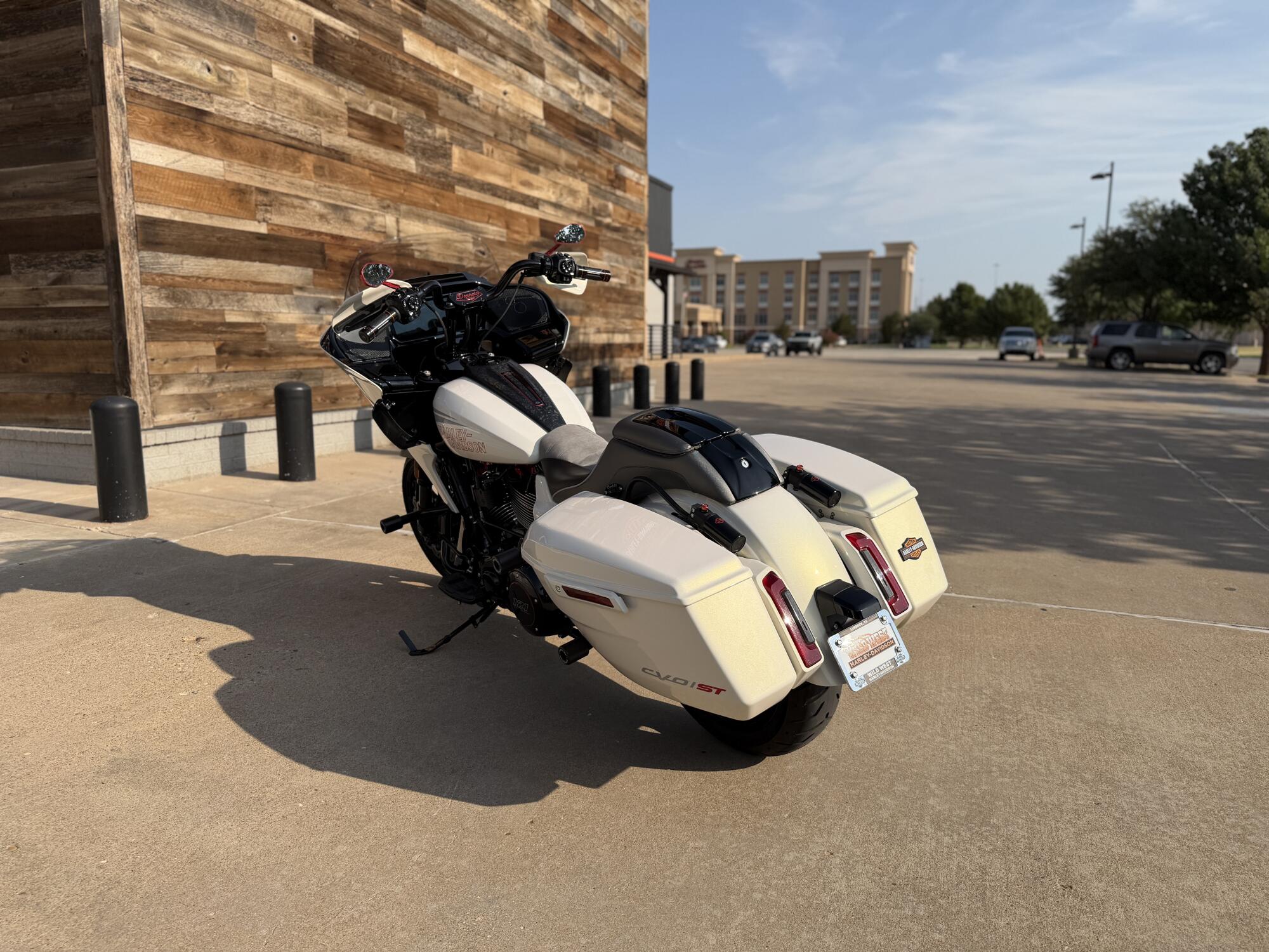 2024 Harley-Davidson® CVO™ Road Glide® ST Golden White Pearl, photo 6