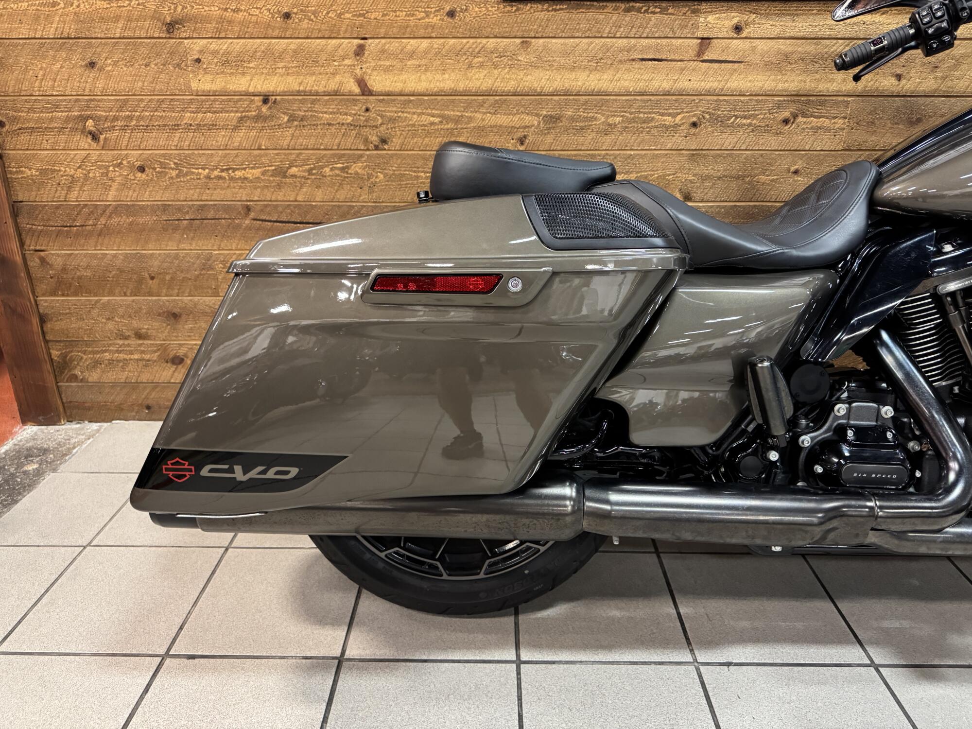 2021 Harley-Davidson® CVO™ Road Glide® Bronze Armor FLTRXSE, photo 5