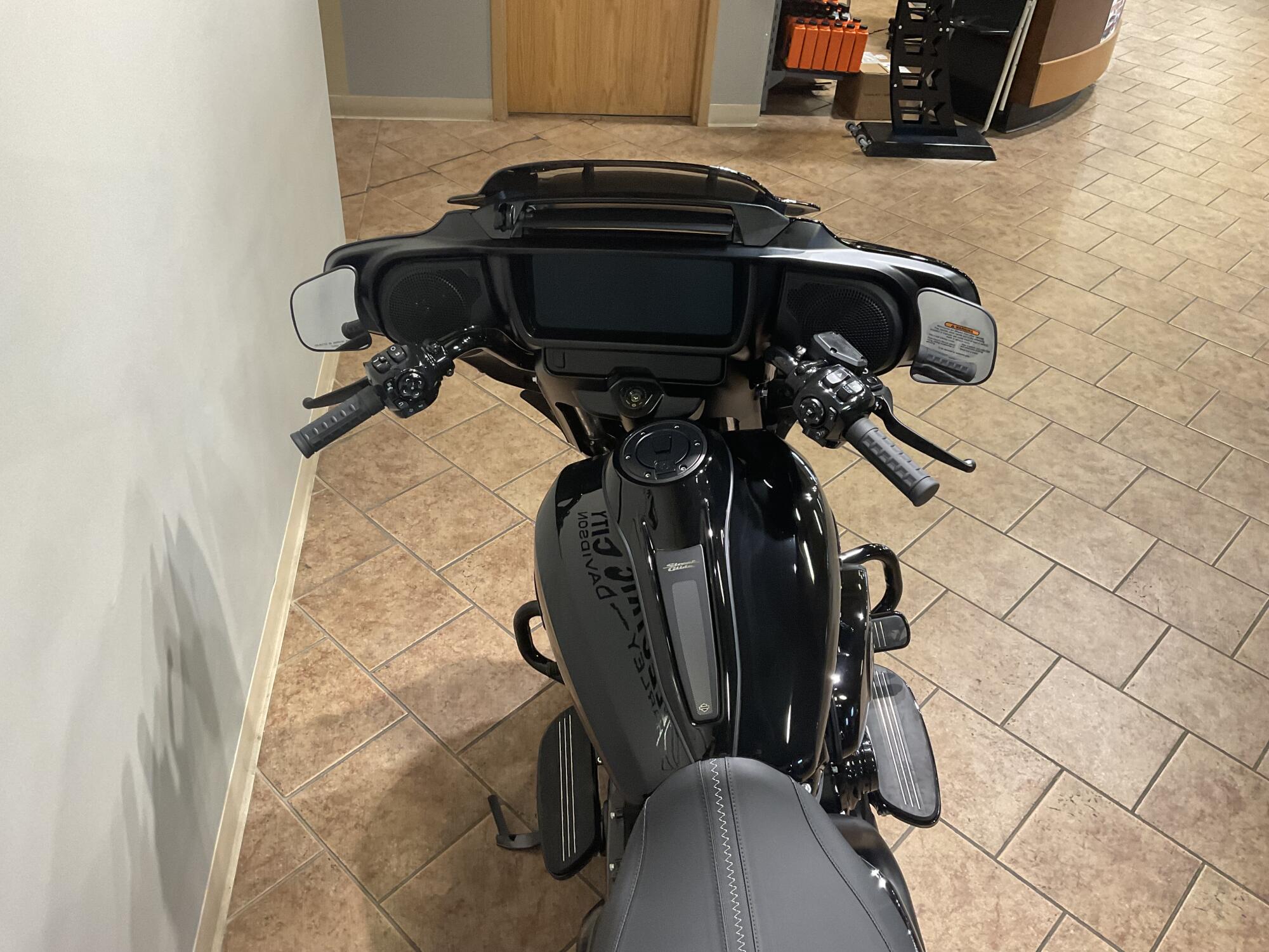 2026 Harley-Davidson® Street Glide® Vivid Black Black Trim FLHX, photo 7