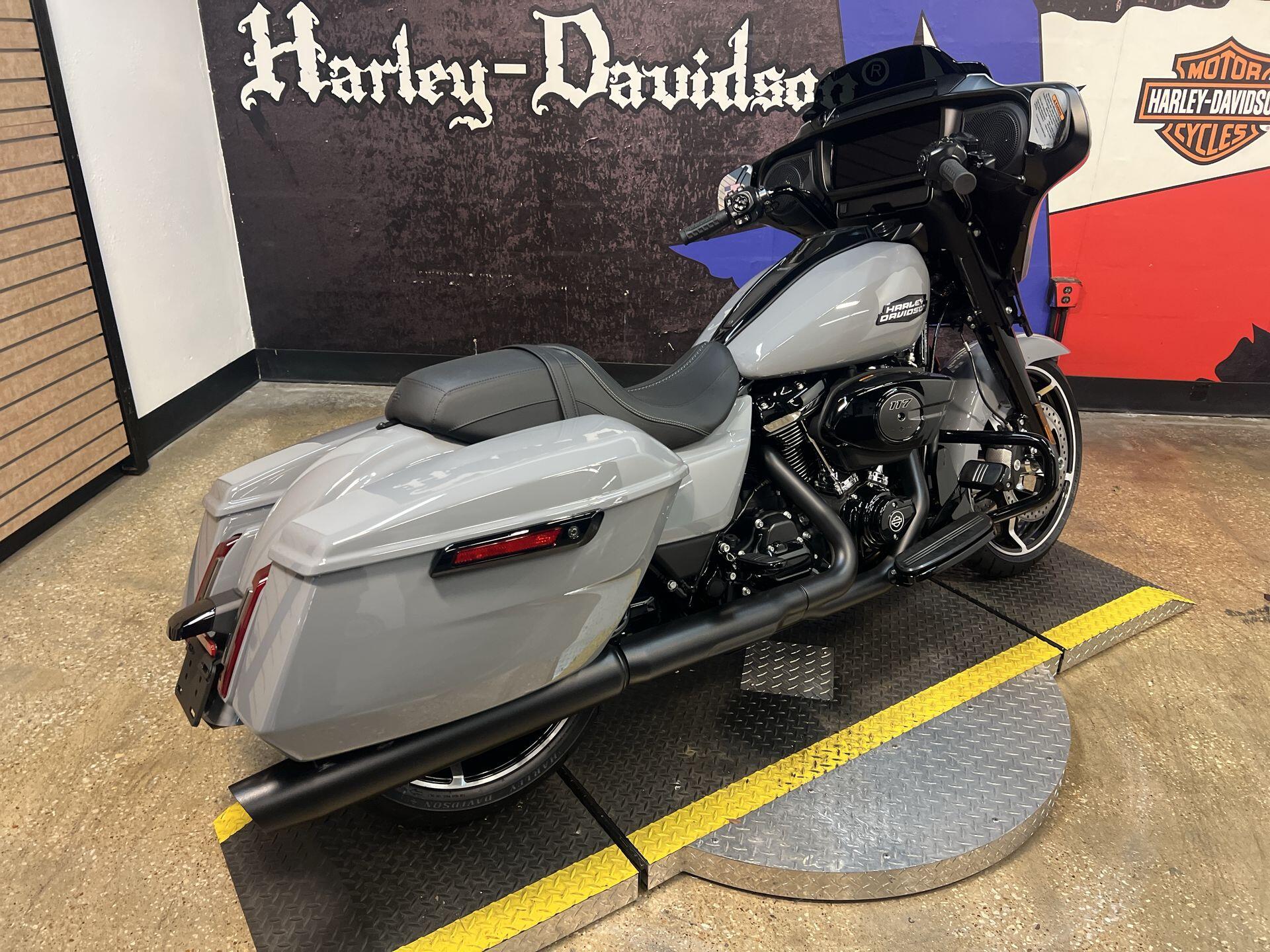 2026 Harley-Davidson® Street Glide® FLHX, photo 8