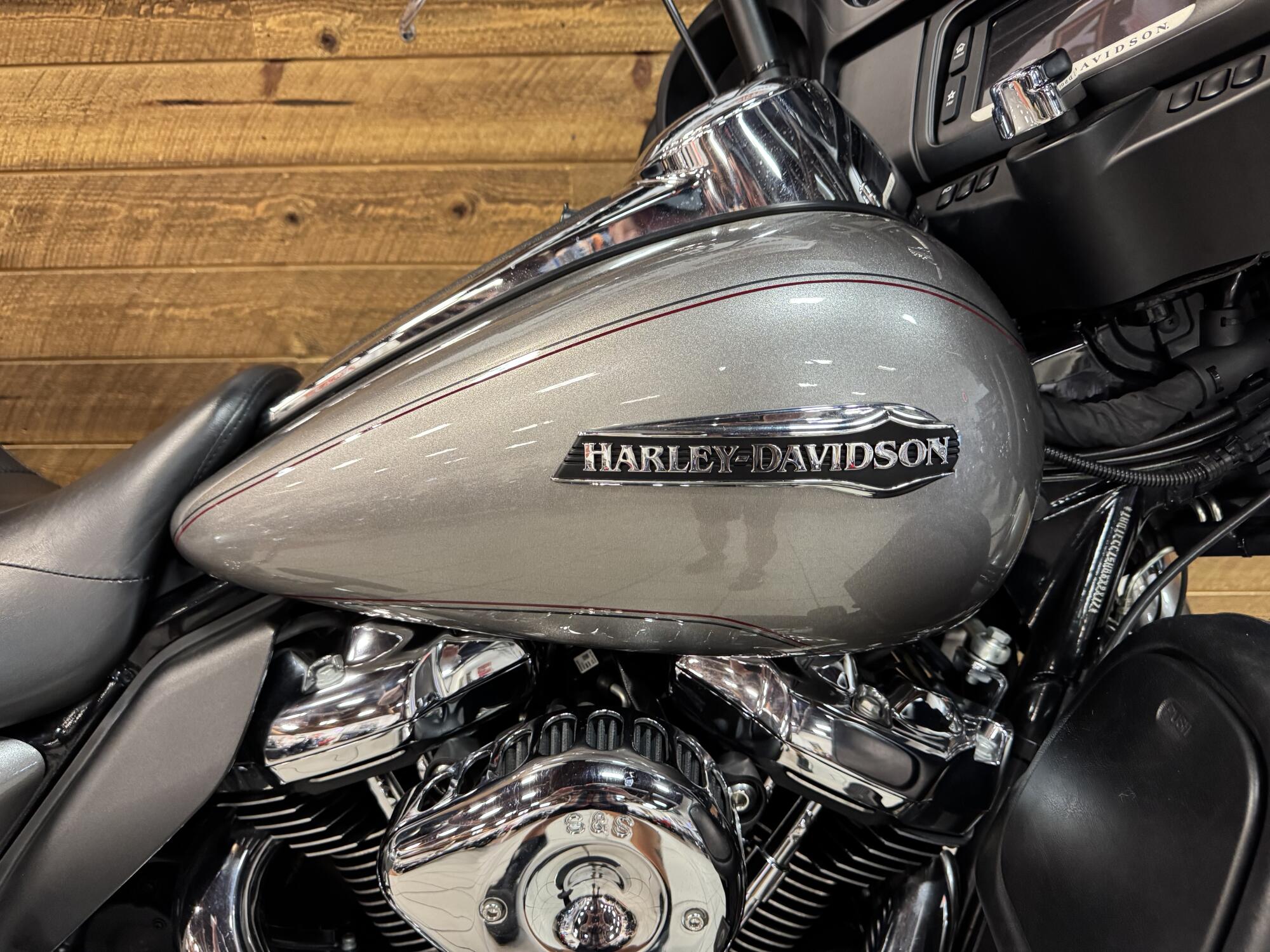 2017 Harley-Davidson® Electra Glide® Ultra Classic® Billet Silver FLHTCU, photo 2