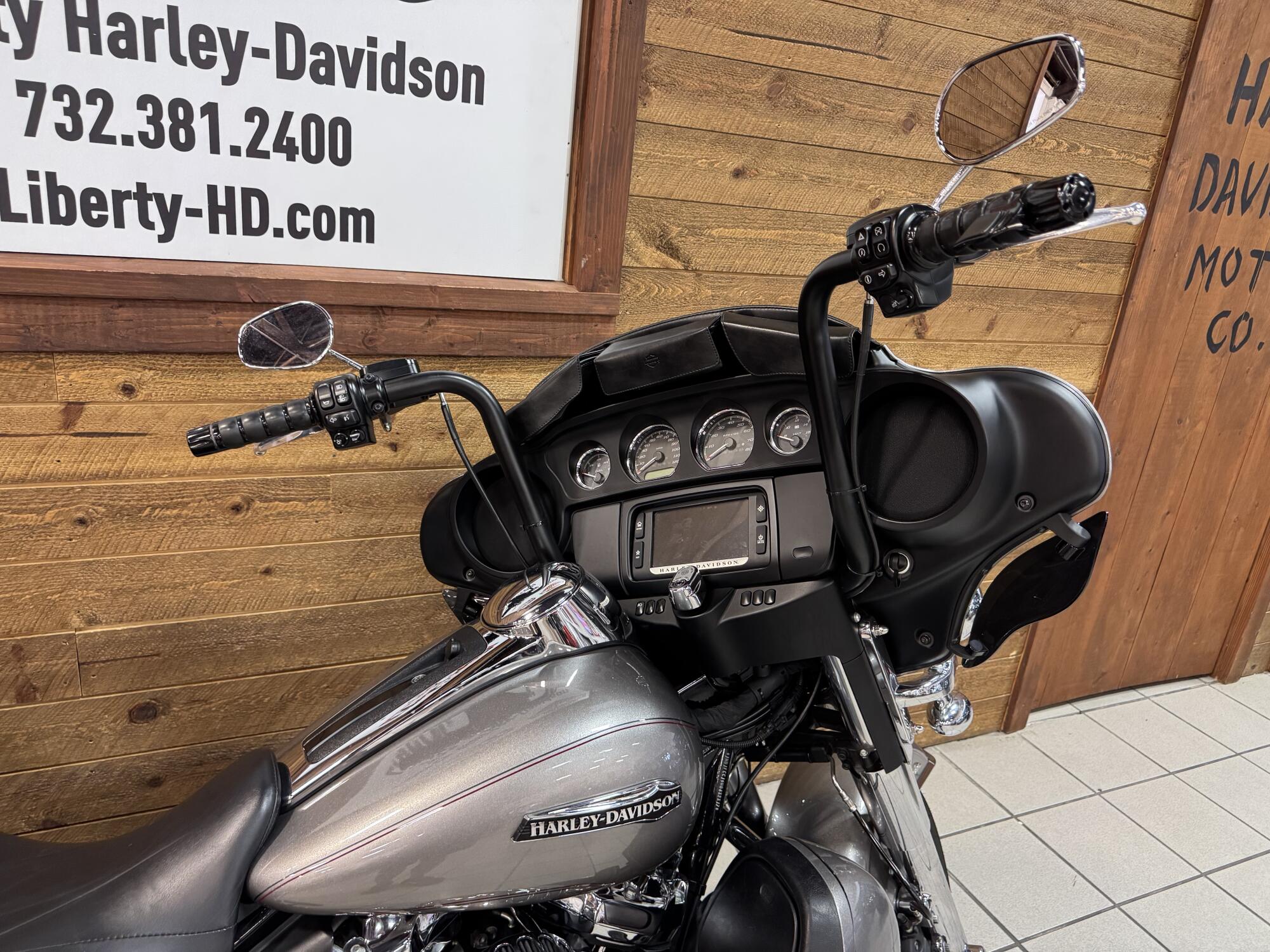 2017 Harley-Davidson® Electra Glide® Ultra Classic® Billet Silver FLHTCU, photo 6