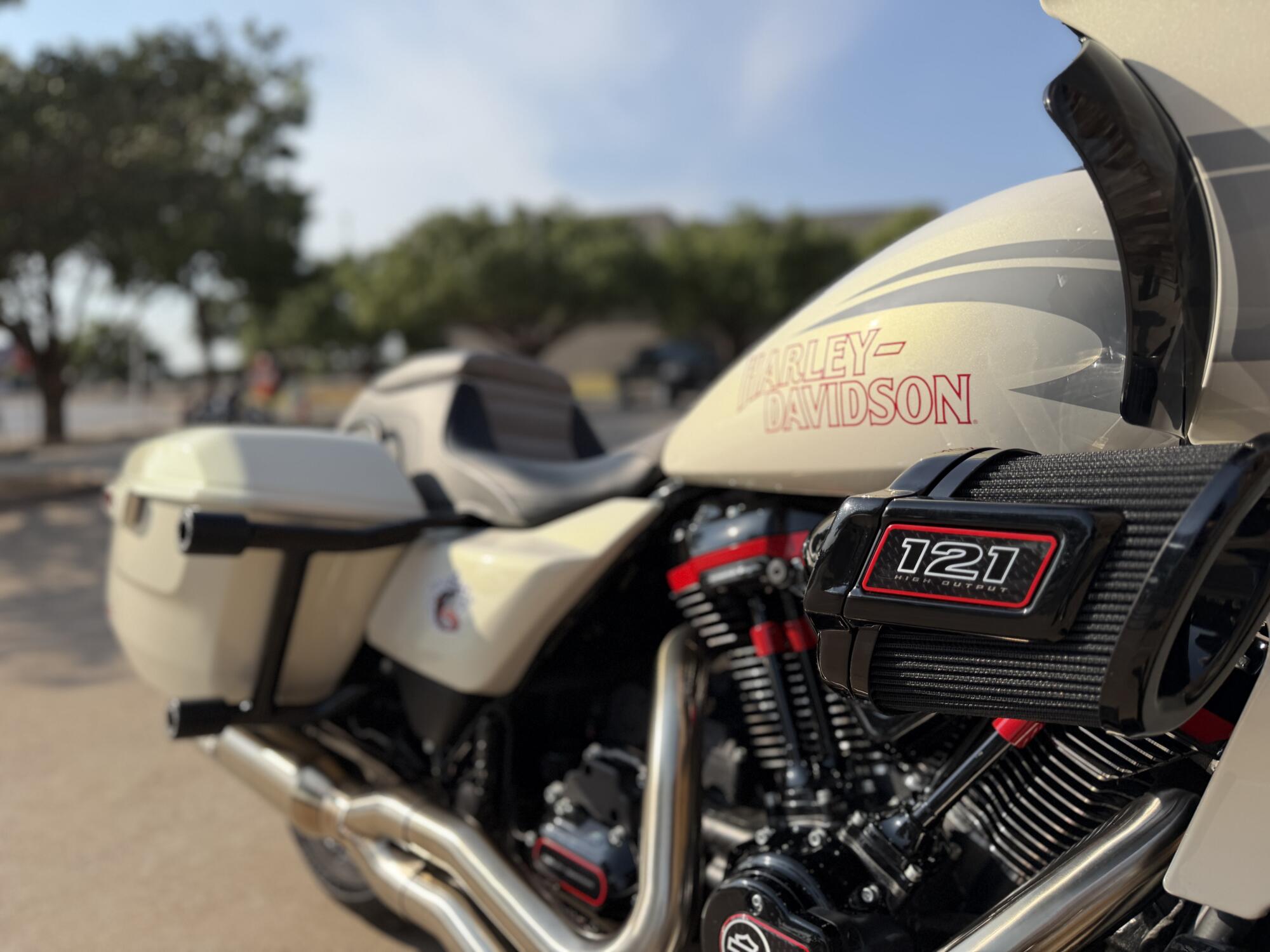 2024 Harley-Davidson® CVO™ Road Glide® ST Golden White Pearl, photo 9