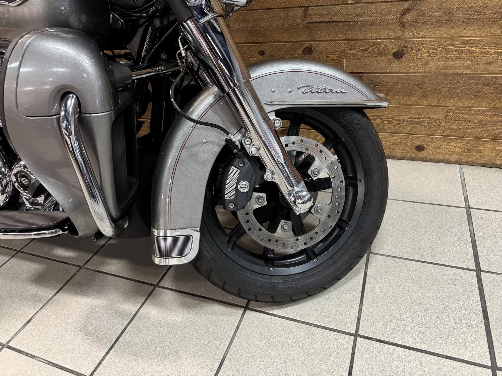 2017 Harley-Davidson® Electra Glide® Ultra Classic® Billet Silver FLHTCU, photo 4