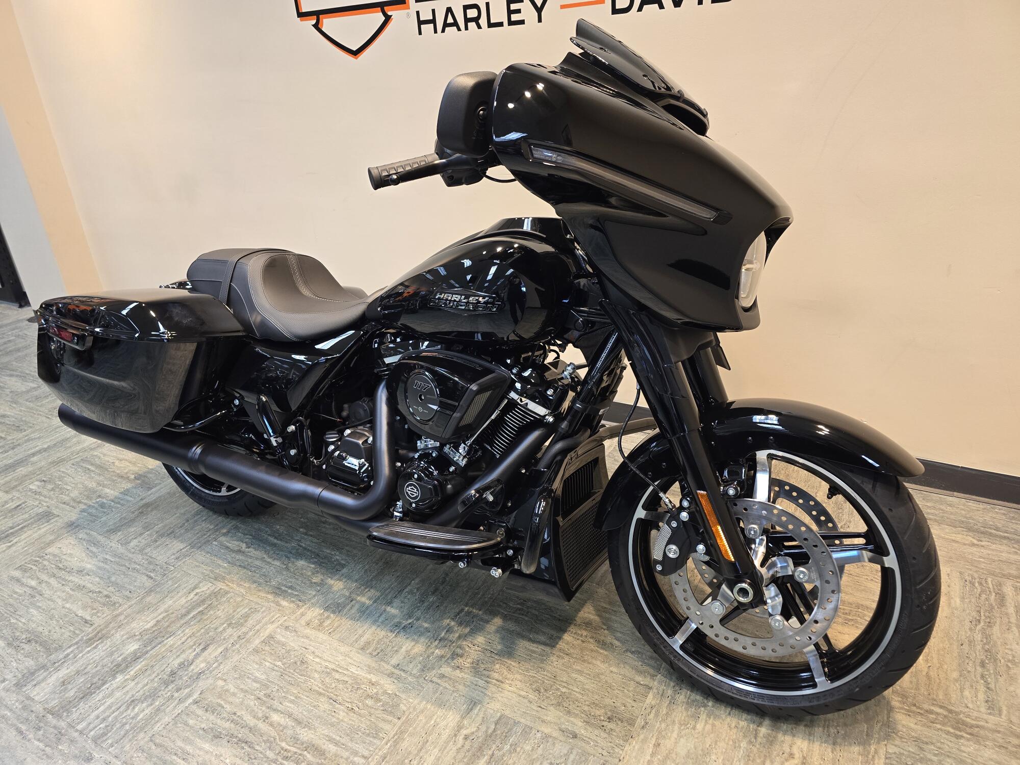 2026 Harley-Davidson® Street Glide® Vivid Black Black Trim FLHX, photo 8