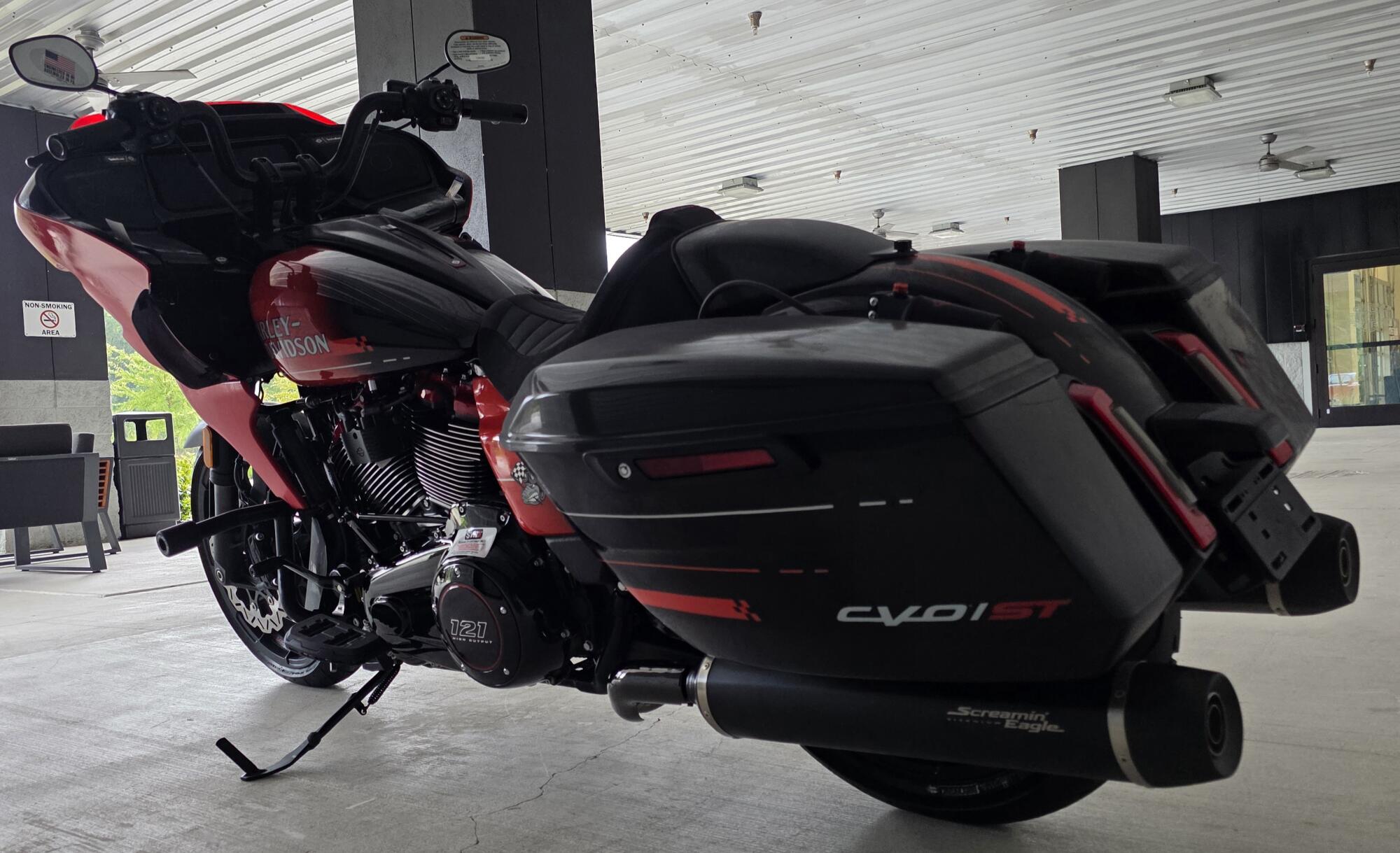 2026 Harley-Davidson® CVO Road Glide ST Citrus Heat, photo 12