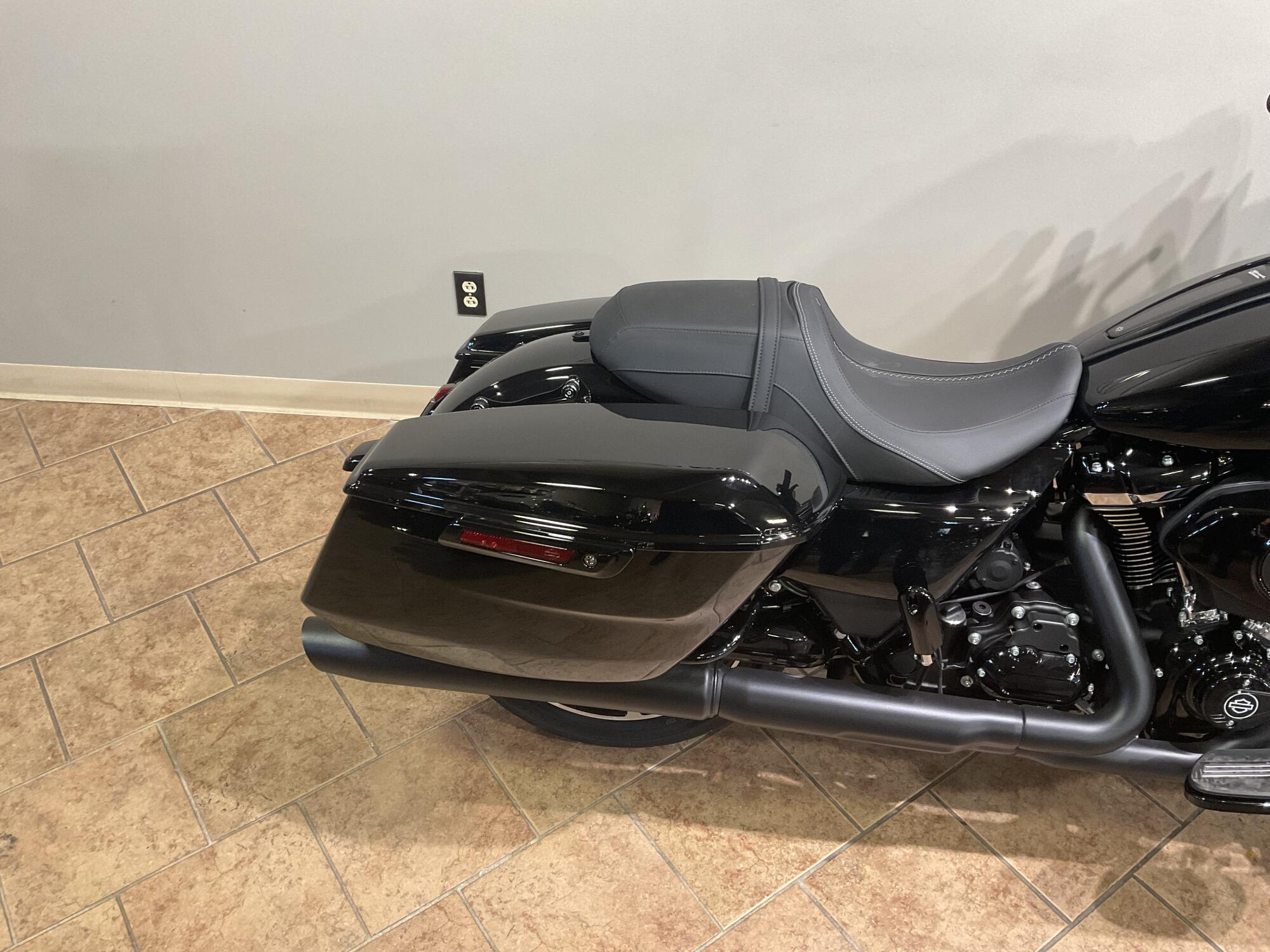 2026 Harley-Davidson® Street Glide® Vivid Black Black Trim FLHX, photo 6