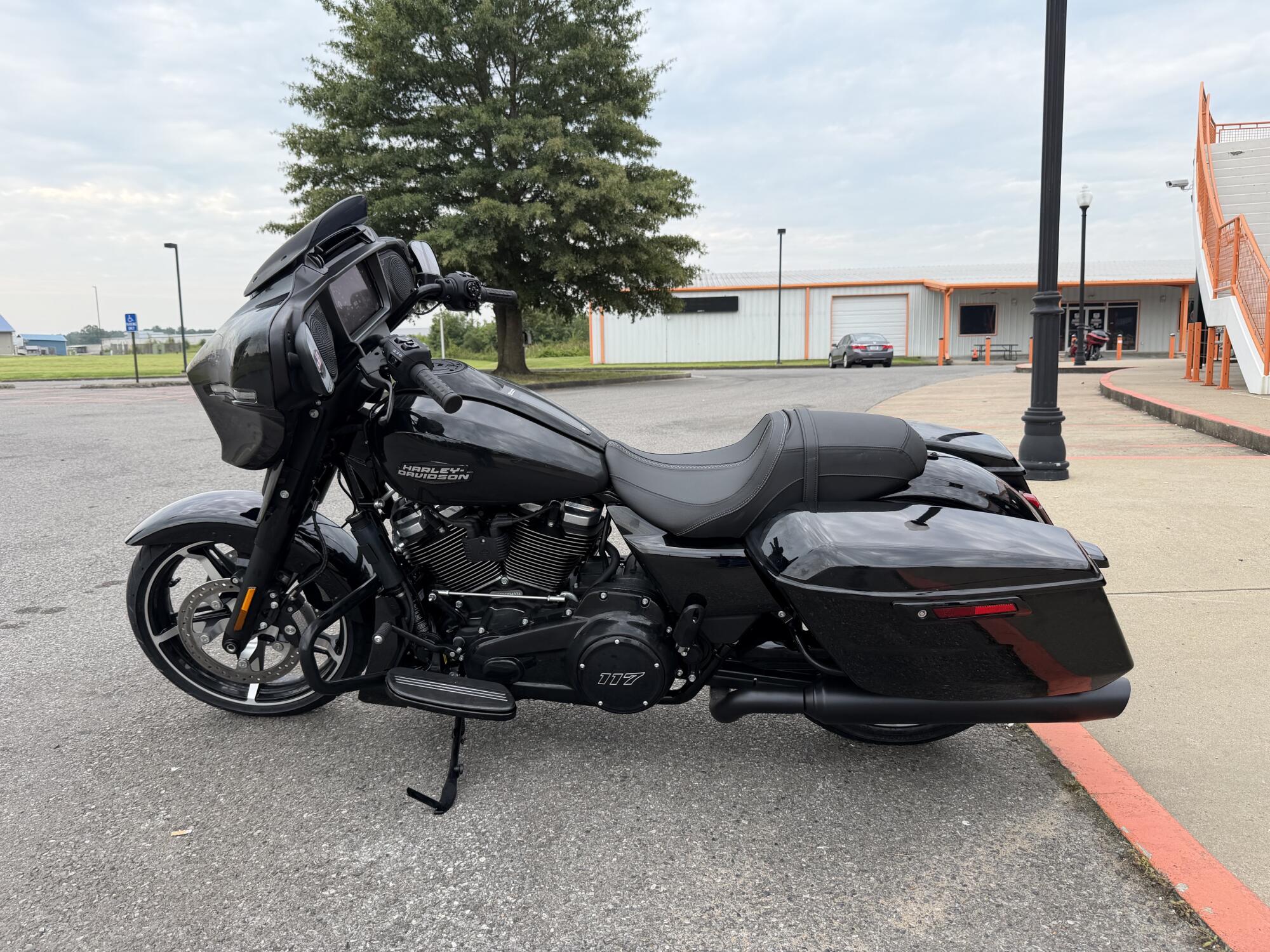 2026 Harley-Davidson® Street Glide® Vivid Black - Black Finish, photo 7