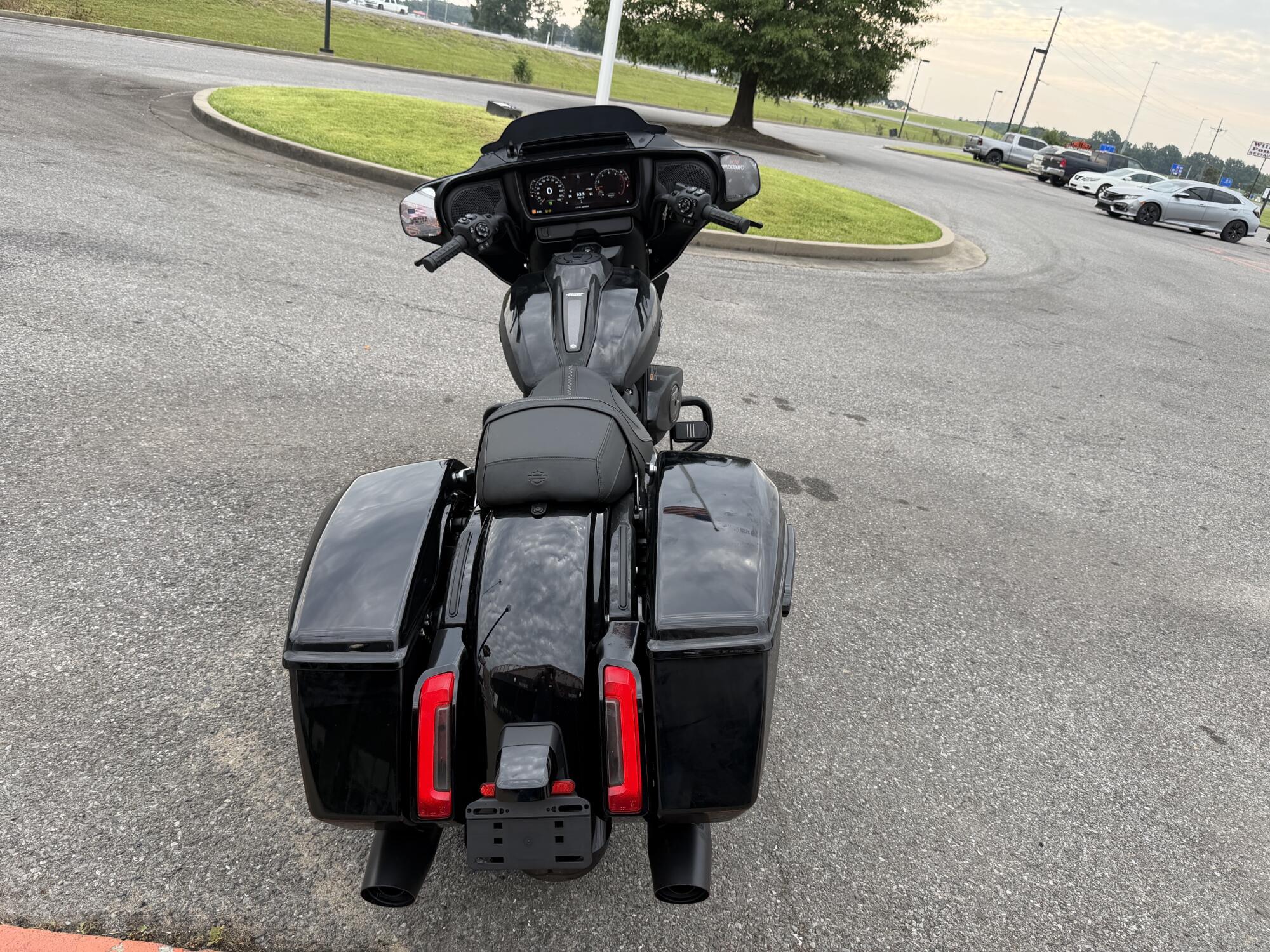 2026 Harley-Davidson® Street Glide® Vivid Black - Black Finish, photo 9