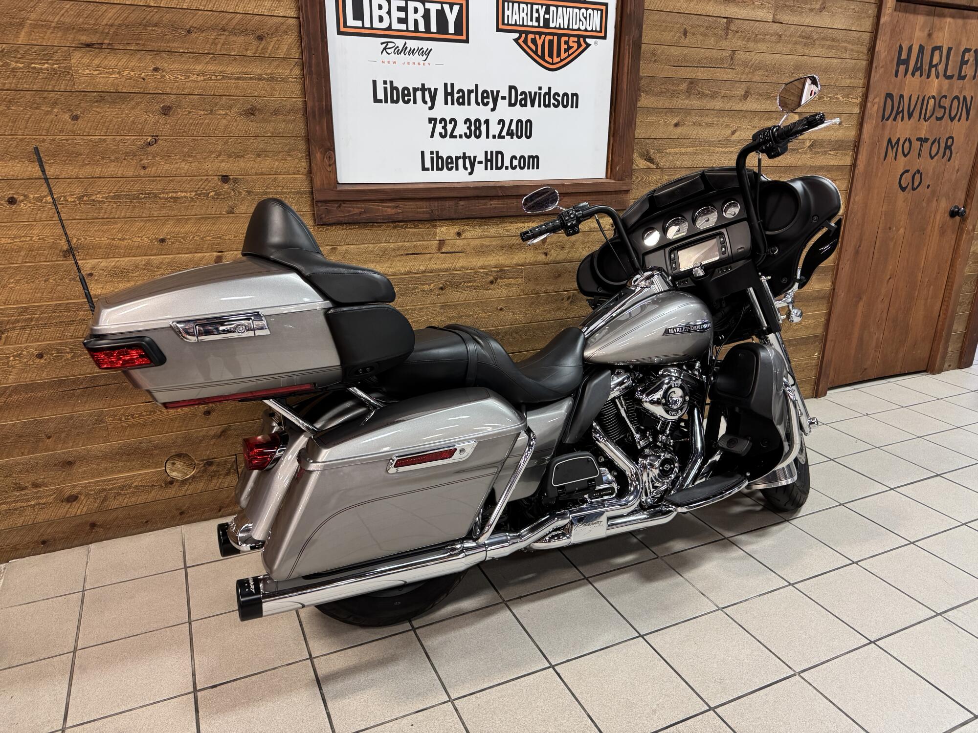 2017 Harley-Davidson® Electra Glide® Ultra Classic® Billet Silver FLHTCU, photo 8