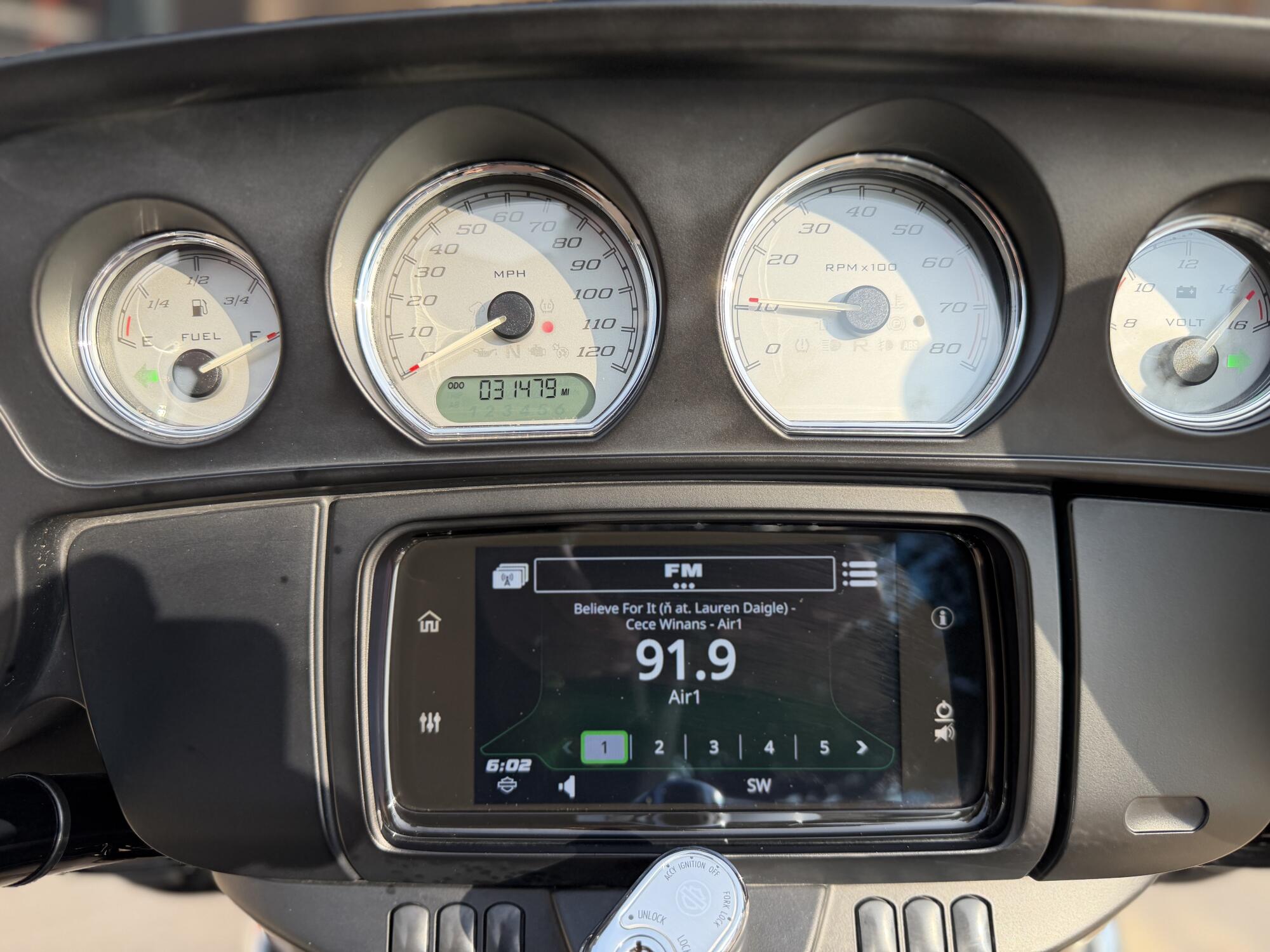 2020 Harley-Davidson® Street Glide® Vivid Black, photo 12