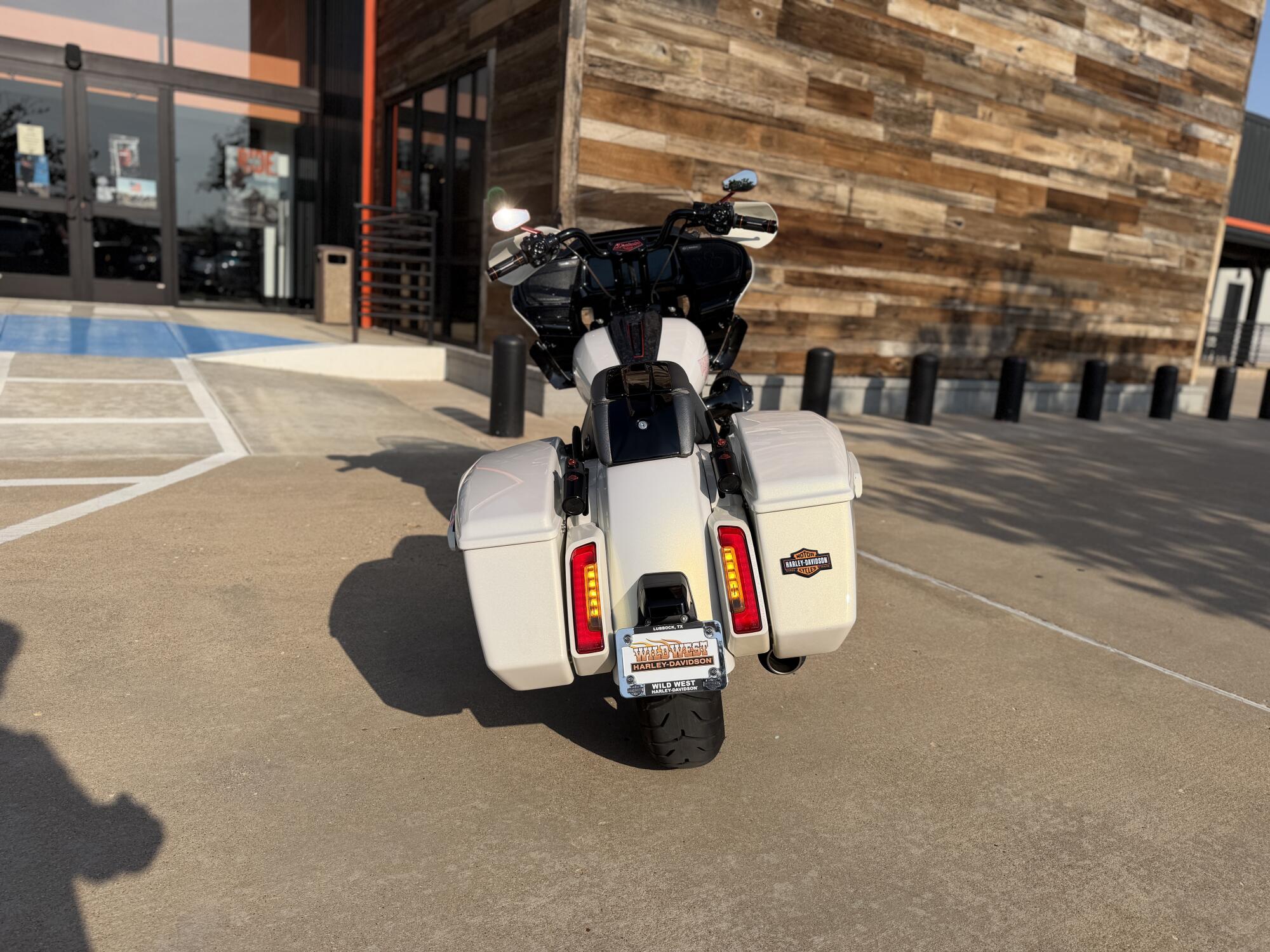 2024 Harley-Davidson® CVO™ Road Glide® ST Golden White Pearl, photo 7