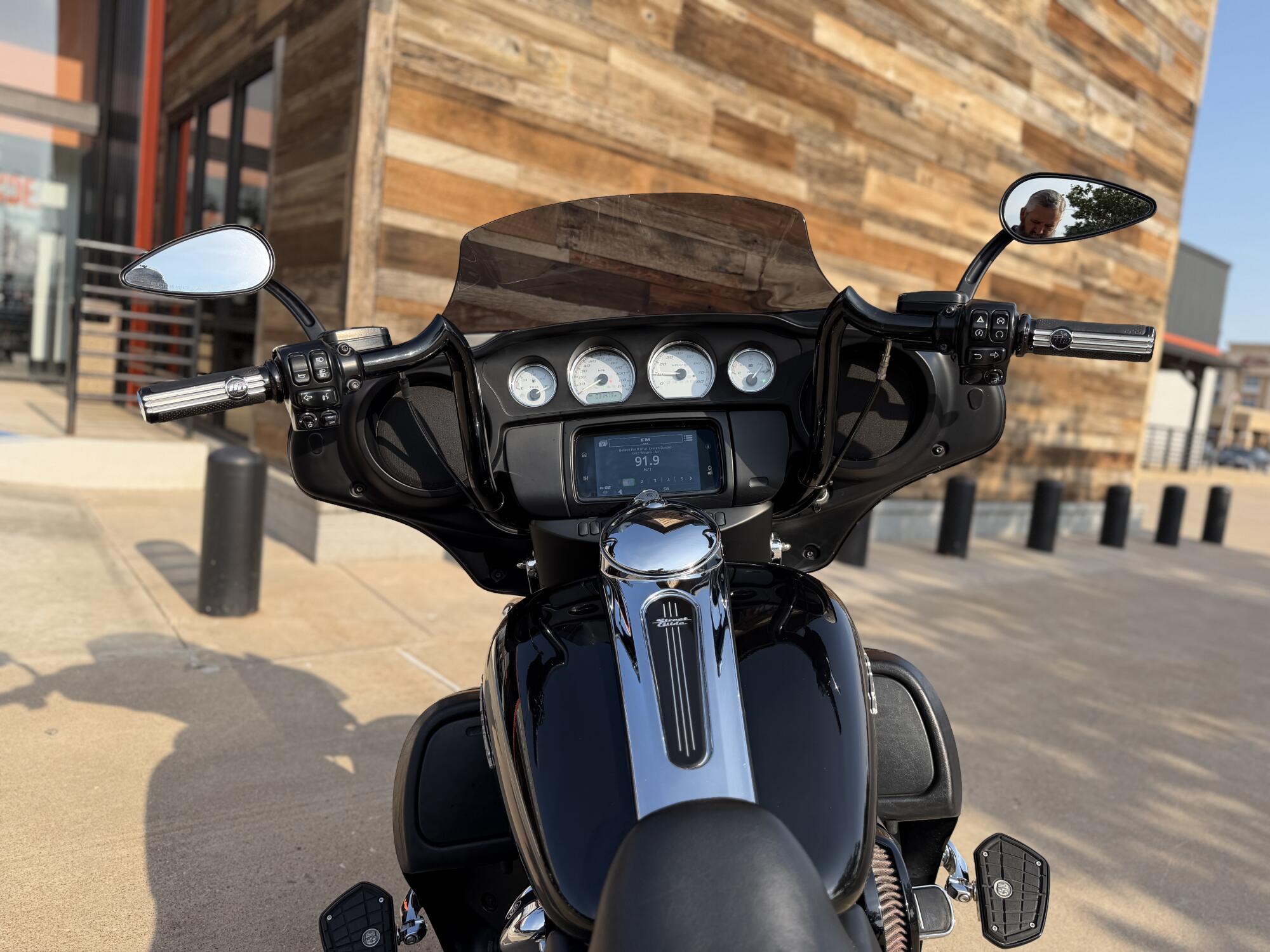 2020 Harley-Davidson® Street Glide® Vivid Black, photo 11