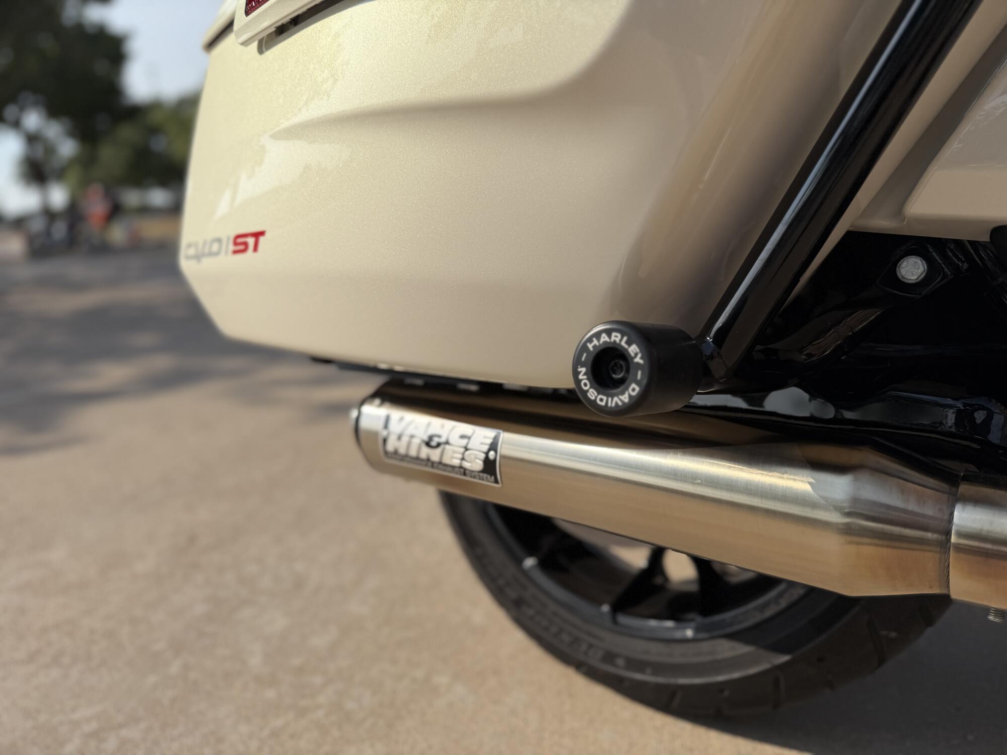 2024 Harley-Davidson® CVO™ Road Glide® ST Golden White Pearl, photo 10